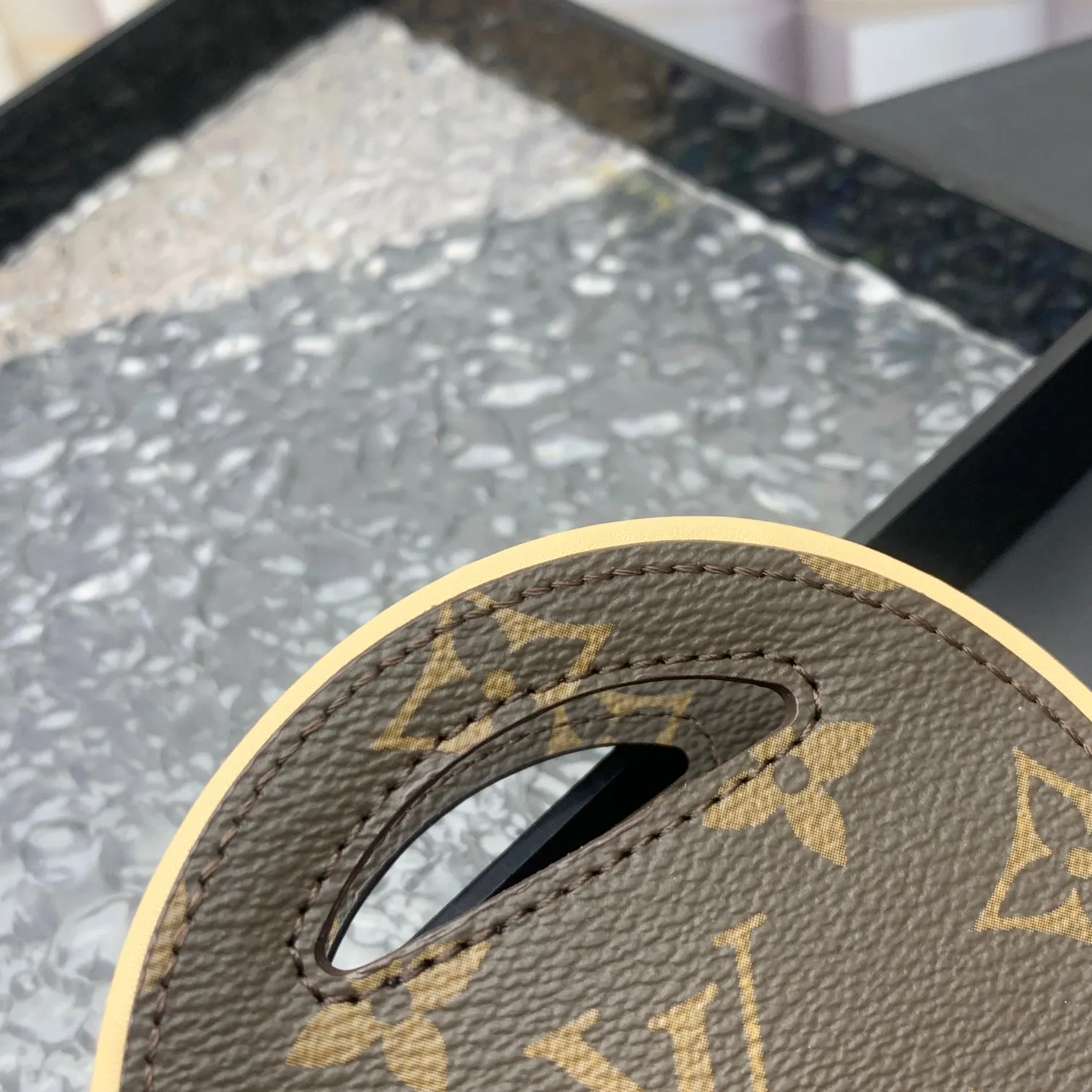 💰200 new update This Around Me handbag is made of Monogram coated canvas, interpreting the inspiration of the brand's LV Circle logo. The logo was created in the 1920s and is used in Louis Vuitton stores and advertising. Shown on the Spring/Summer 2024 runway, this sleek bag features an integrated handle for a simple yet elegant look. Exquisite configuration releases trendy style.