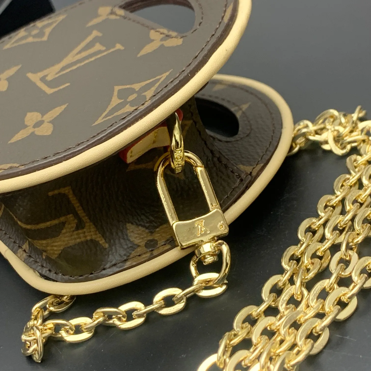 💰200 new update This Around Me handbag is made of Monogram coated canvas, interpreting the inspiration of the brand's LV Circle logo. The logo was created in the 1920s and is used in Louis Vuitton stores and advertising. Shown on the Spring/Summer 2024 runway, this sleek bag features an integrated handle for a simple yet elegant look. Exquisite configuration releases trendy style.