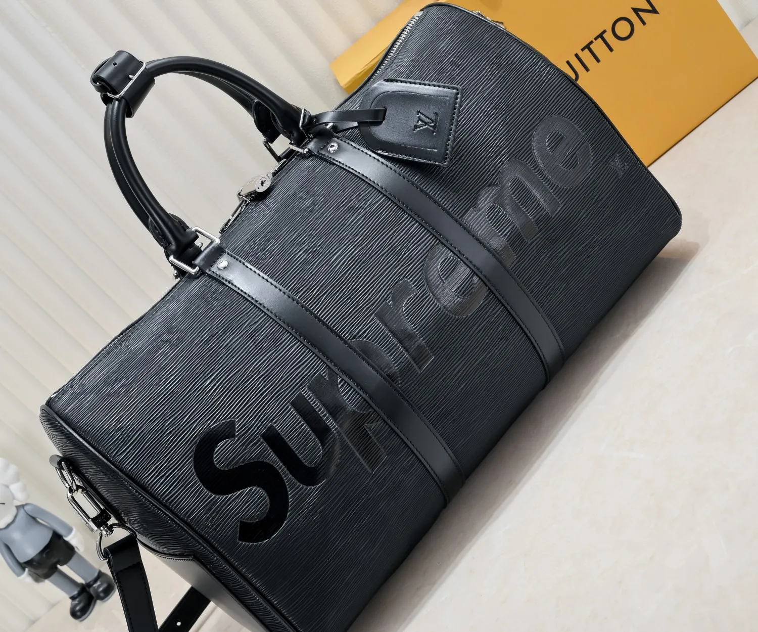 P420 Actual shot of two-layer cowhide supreme keepall travel bag 45cm 41418 M41416 M53419 super hot 🔥 The Louis Vuitton~supreme travel bag that you have been waiting for for a long time. A joint collaboration between the first-line international brand Louis Vuitton and the first-line street brand. The keppall 45cm travel bag made of EPl water-corrugated cowhide. The bag in this joint series is the most eye-catching For the L family, this style can be said to be a breakthrough. The style is unique and lively, making the classic design show a different charm. size 45x27x20cm