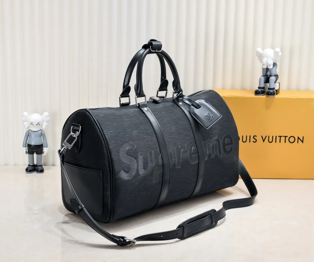 P420 Actual shot of two-layer cowhide supreme keepall travel bag 45cm 41418 M41416 M53419 super hot 🔥 The Louis Vuitton~supreme travel bag that you have been waiting for for a long time. A joint collaboration between the first-line international brand Louis Vuitton and the first-line street brand. The keppall 45cm travel bag made of EPl water-corrugated cowhide. The bag in this joint series is the most eye-catching For the L family, this style can be said to be a breakthrough. The style is unique and lively, making the classic design show a different charm. size 45x27x20cm