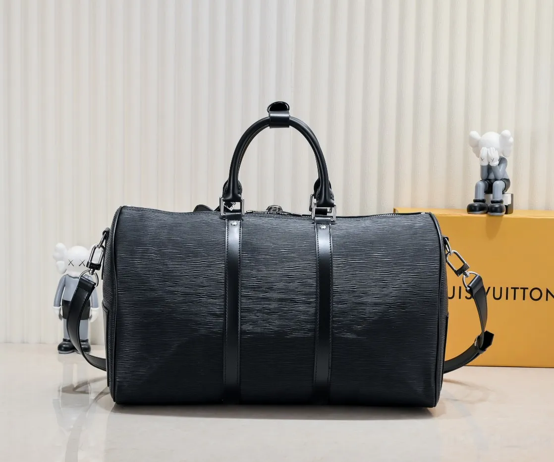 P420 Actual shot of two-layer cowhide supreme keepall travel bag 45cm 41418 M41416 M53419 super hot 🔥 The Louis Vuitton~supreme travel bag that you have been waiting for for a long time. A joint collaboration between the first-line international brand Louis Vuitton and the first-line street brand. The keppall 45cm travel bag made of EPl water-corrugated cowhide. The bag in this joint series is the most eye-catching For the L family, this style can be said to be a breakthrough. The style is unique and lively, making the classic design show a different charm. size 45x27x20cm