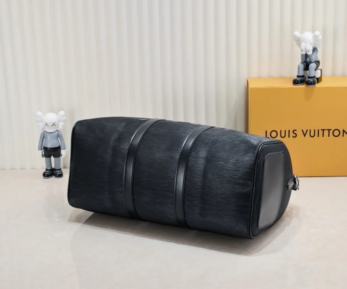 P420 Actual shot of two-layer cowhide supreme keepall travel bag 45cm 41418 M41416 M53419 super hot 🔥 The Louis Vuitton~supreme travel bag that you have been waiting for for a long time. A joint collaboration between the first-line international brand Louis Vuitton and the first-line street brand. The keppall 45cm travel bag made of EPl water-corrugated cowhide. The bag in this joint series is the most eye-catching For the L family, this style can be said to be a breakthrough. The style is unique and lively, making the classic design show a different charm. size 45x27x20cm