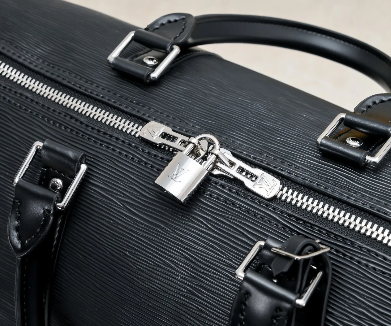 P420 Actual shot of two-layer cowhide supreme keepall travel bag 45cm 41418 M41416 M53419 super hot 🔥 The Louis Vuitton~supreme travel bag that you have been waiting for for a long time. A joint collaboration between the first-line international brand Louis Vuitton and the first-line street brand. The keppall 45cm travel bag made of EPl water-corrugated cowhide. The bag in this joint series is the most eye-catching For the L family, this style can be said to be a breakthrough. The style is unique and lively, making the classic design show a different charm. size 45x27x20cm