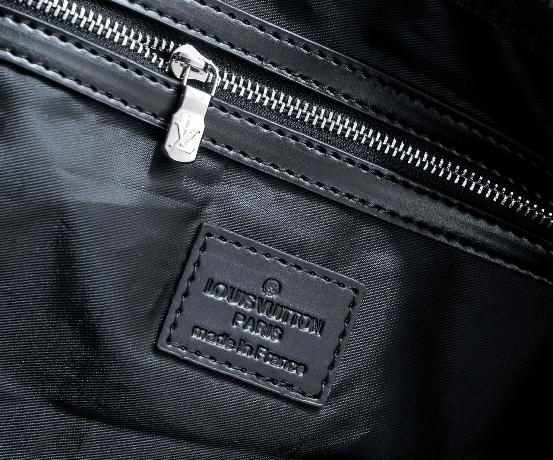 P420 Actual shot of two-layer cowhide supreme keepall travel bag 45cm 41418 M41416 M53419 super hot 🔥 The Louis Vuitton~supreme travel bag that you have been waiting for for a long time. A joint collaboration between the first-line international brand Louis Vuitton and the first-line street brand. The keppall 45cm travel bag made of EPl water-corrugated cowhide. The bag in this joint series is the most eye-catching For the L family, this style can be said to be a breakthrough. The style is unique and lively, making the classic design show a different charm. size 45x27x20cm