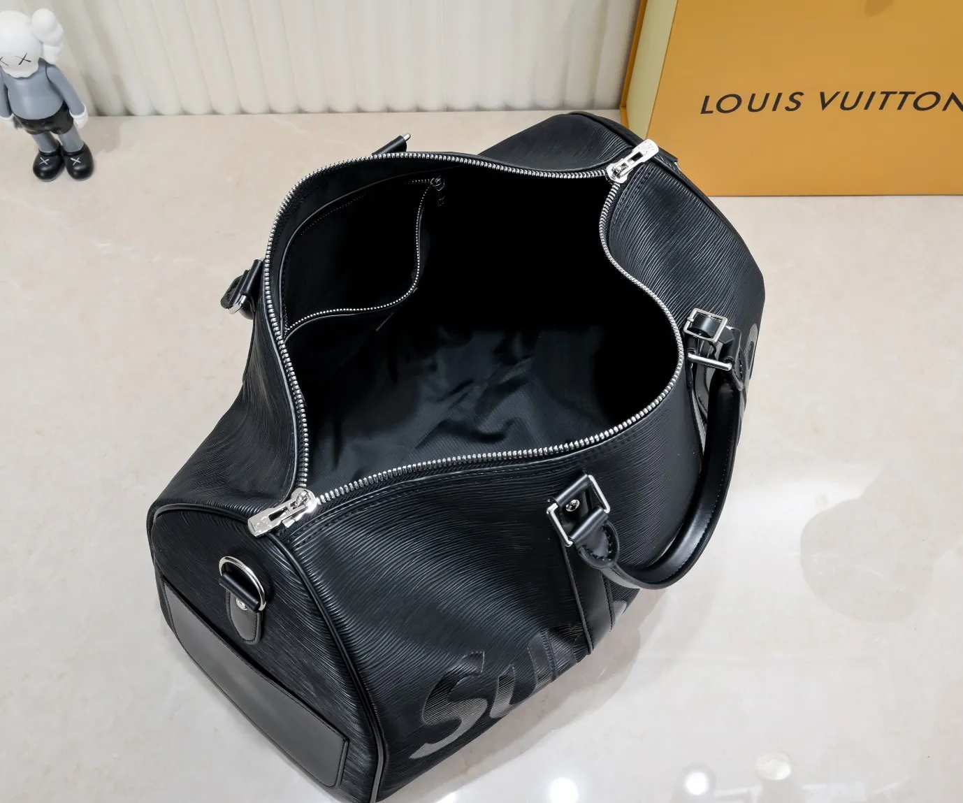 P420 Actual shot of two-layer cowhide supreme keepall travel bag 45cm 41418 M41416 M53419 super hot 🔥 The Louis Vuitton~supreme travel bag that you have been waiting for for a long time. A joint collaboration between the first-line international brand Louis Vuitton and the first-line street brand. The keppall 45cm travel bag made of EPl water-corrugated cowhide. The bag in this joint series is the most eye-catching For the L family, this style can be said to be a breakthrough. The style is unique and lively, making the classic design show a different charm. size 45x27x20cm