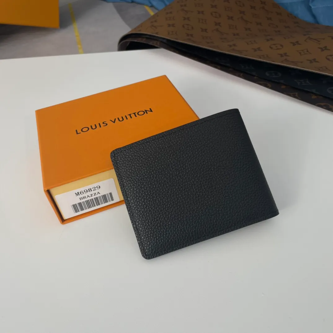 P100💰 M69829 LV Aerogram Multiple wallet injects new meaning into classic design. Exquisite craftsmanship gives the cow leather a rich grain texture, and the metal LV letters mark the brand identity. It can be easily paired with LV Aerogram series handbags. Size: 11.5×9×1.5cm
