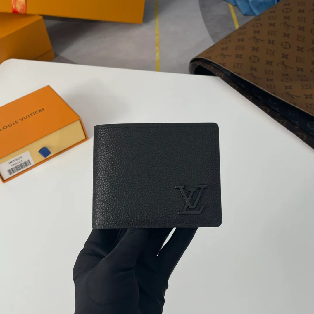 P100💰 M69829 LV Aerogram Multiple wallet injects new meaning into classic design. Exquisite craftsmanship gives the cow leather a rich grain texture, and the metal LV letters mark the brand identity. It can be easily paired with LV Aerogram series handbags. Size: 11.5×9×1.5cm