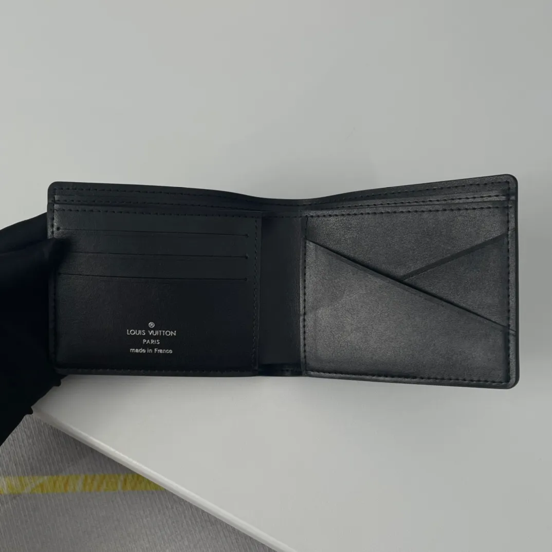 P100💰 M69829 LV Aerogram Multiple wallet injects new meaning into classic design. Exquisite craftsmanship gives the cow leather a rich grain texture, and the metal LV letters mark the brand identity. It can be easily paired with LV Aerogram series handbags. Size: 11.5×9×1.5cm
