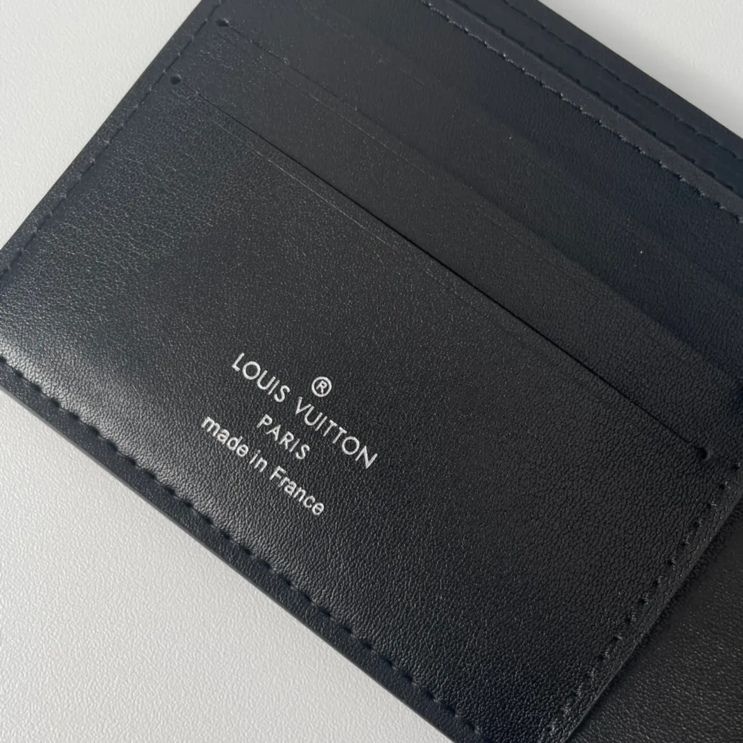 P100💰 M69829 LV Aerogram Multiple wallet injects new meaning into classic design. Exquisite craftsmanship gives the cow leather a rich grain texture, and the metal LV letters mark the brand identity. It can be easily paired with LV Aerogram series handbags. Size: 11.5×9×1.5cm