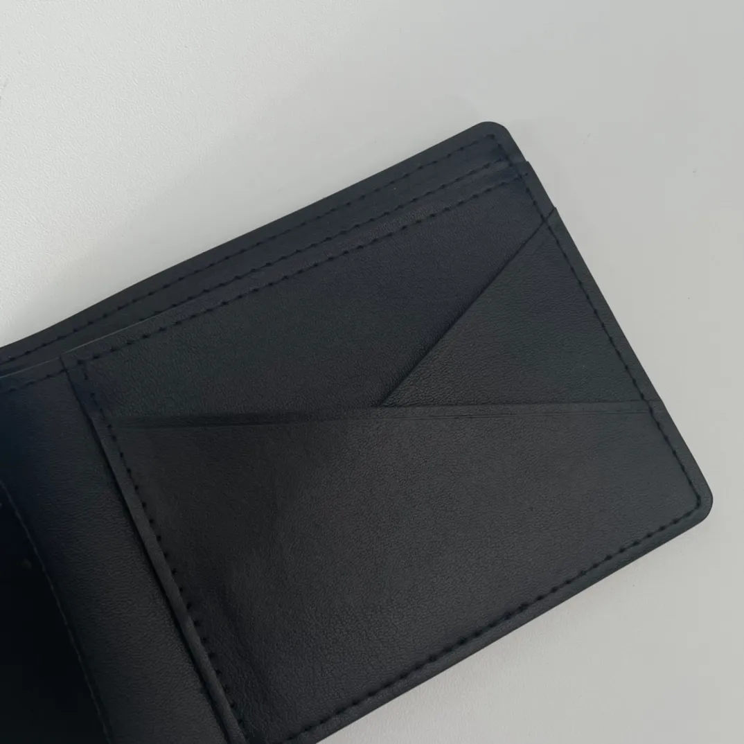 P100💰 M69829 LV Aerogram Multiple wallet injects new meaning into classic design. Exquisite craftsmanship gives the cow leather a rich grain texture, and the metal LV letters mark the brand identity. It can be easily paired with LV Aerogram series handbags. Size: 11.5×9×1.5cm