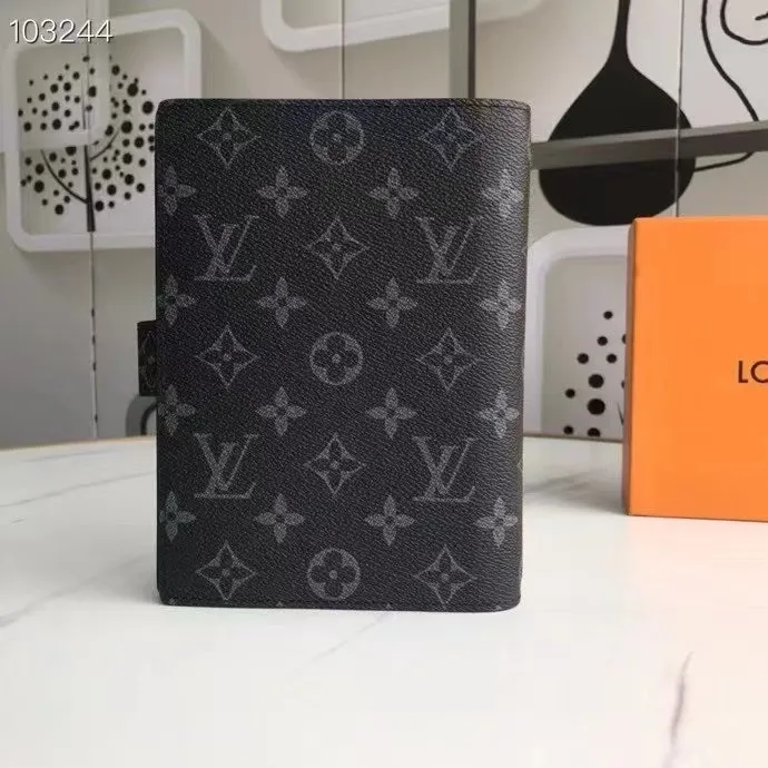 💰 150 hot sale, model number M20004❤️This small notepad cover is made of Monogram canvas. It can hold three credit cards and can also be used as an address book, notebook or calendar. 14 cm