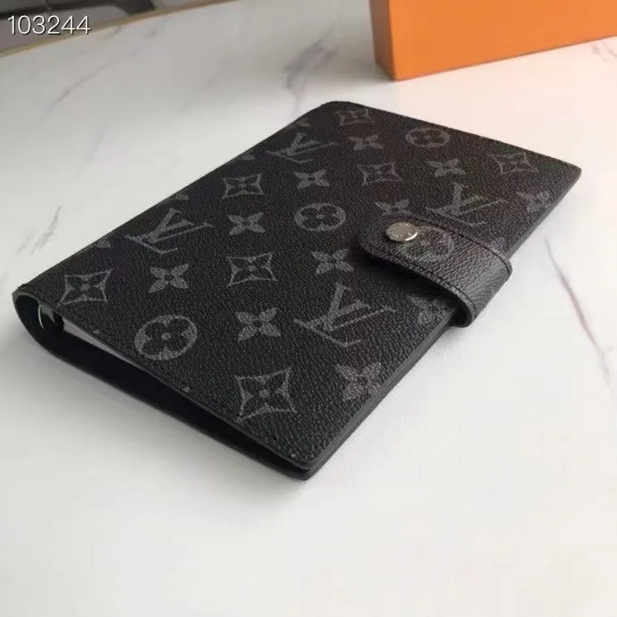 💰 150 hot sale, model number M20004❤️This small notepad cover is made of Monogram canvas. It can hold three credit cards and can also be used as an address book, notebook or calendar. 14 cm