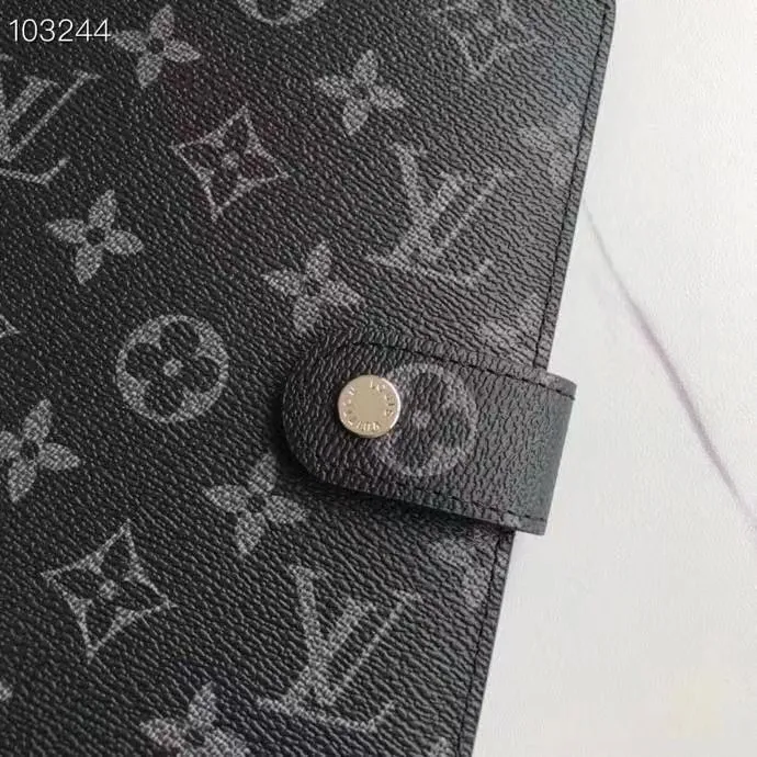 💰 150 hot sale, model number M20004❤️This small notepad cover is made of Monogram canvas. It can hold three credit cards and can also be used as an address book, notebook or calendar. 14 cm