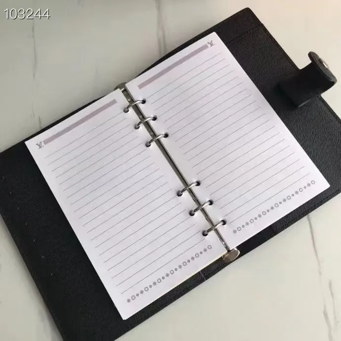 💰 150 hot sale, model number M20004❤️This small notepad cover is made of Monogram canvas. It can hold three credit cards and can also be used as an address book, notebook or calendar. 14 cm