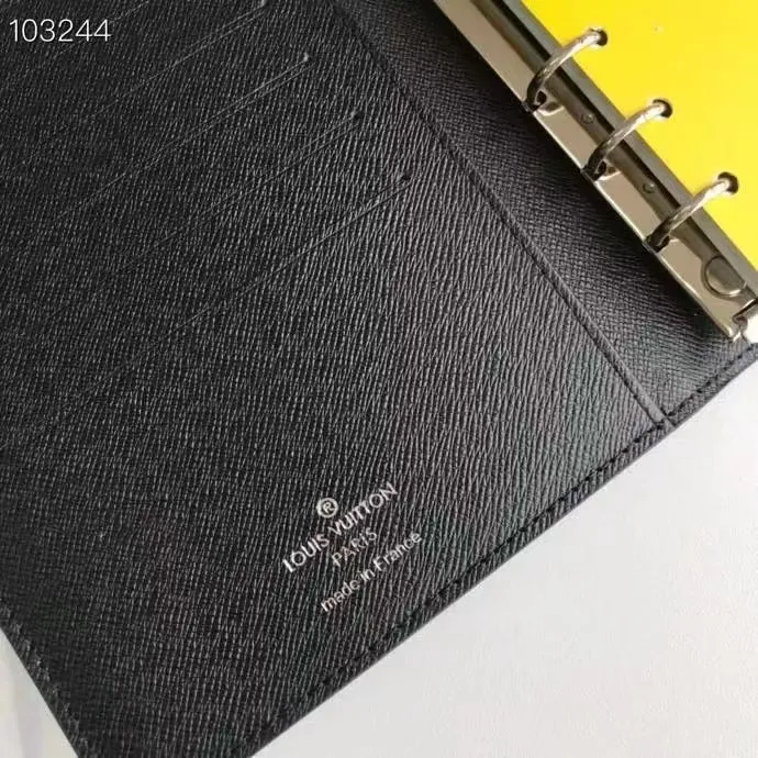 💰 150 hot sale, model number M20004❤️This small notepad cover is made of Monogram canvas. It can hold three credit cards and can also be used as an address book, notebook or calendar. 14 cm