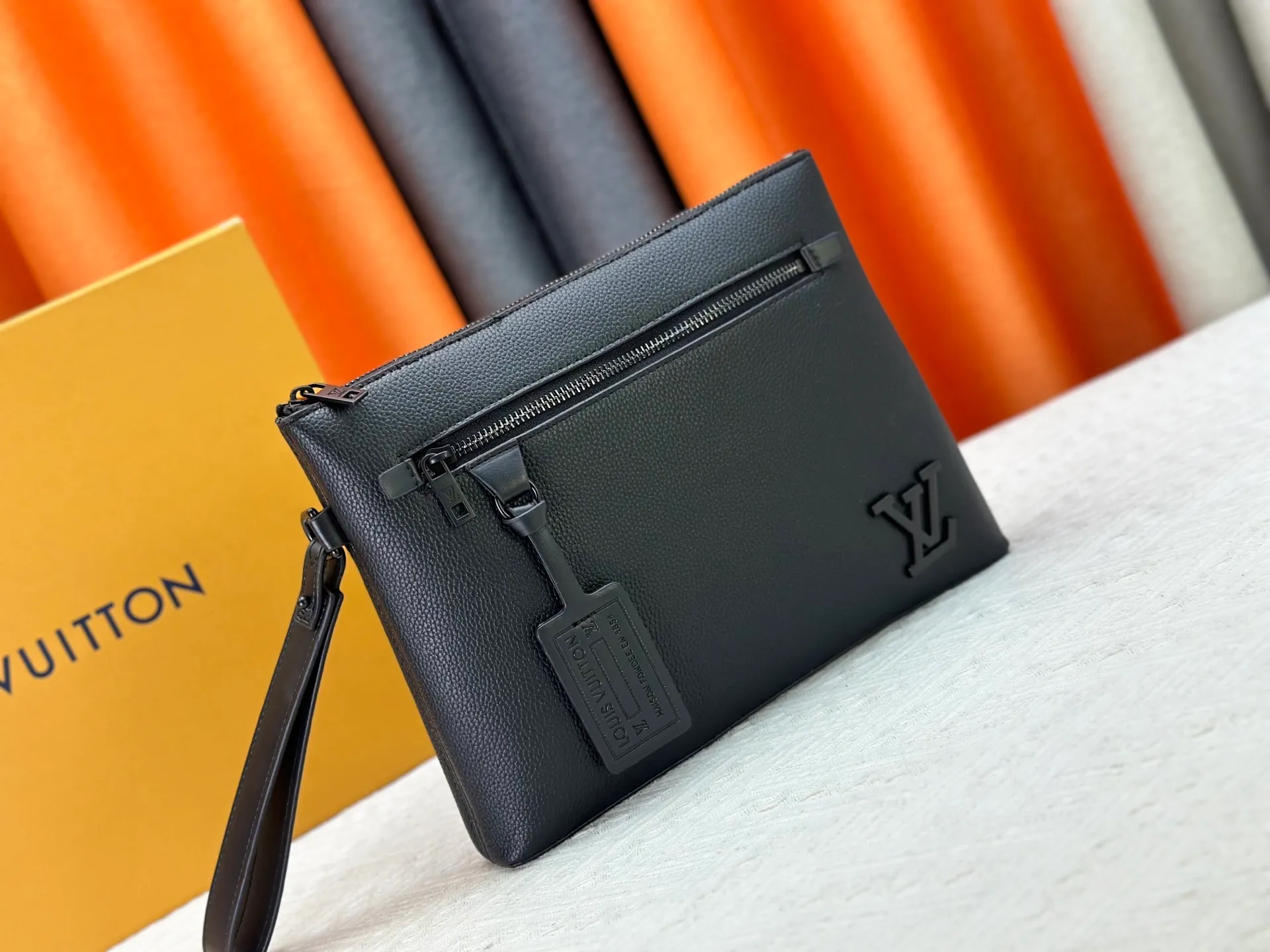 P240 M69837 M81735 M11486 M40504 M40505 Full leather clutch IPAD protective case The new LV Aerogram iPad protective case releases trendy style with a restrained design. The soft and delicate calfskin is like old aviation letterhead, the metal LV letters and customizable labels reveal classic heritage, and elements such as the detachable leather wristband upgrade the functionality. Dimensions: 30 x 22 x 5 cm
