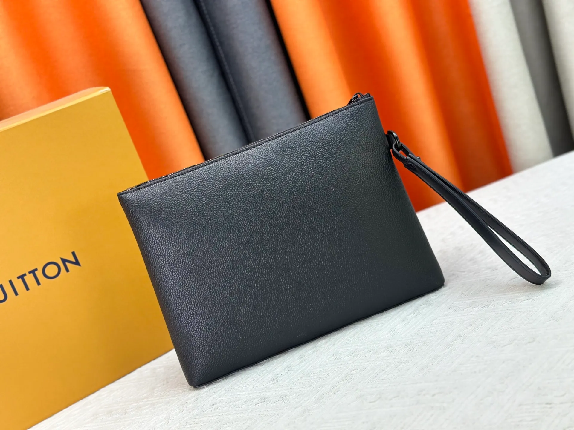 P240 M69837 M81735 M11486 M40504 M40505 Full leather clutch IPAD protective case The new LV Aerogram iPad protective case releases trendy style with a restrained design. The soft and delicate calfskin is like old aviation letterhead, the metal LV letters and customizable labels reveal classic heritage, and elements such as the detachable leather wristband upgrade the functionality. Dimensions: 30 x 22 x 5 cm