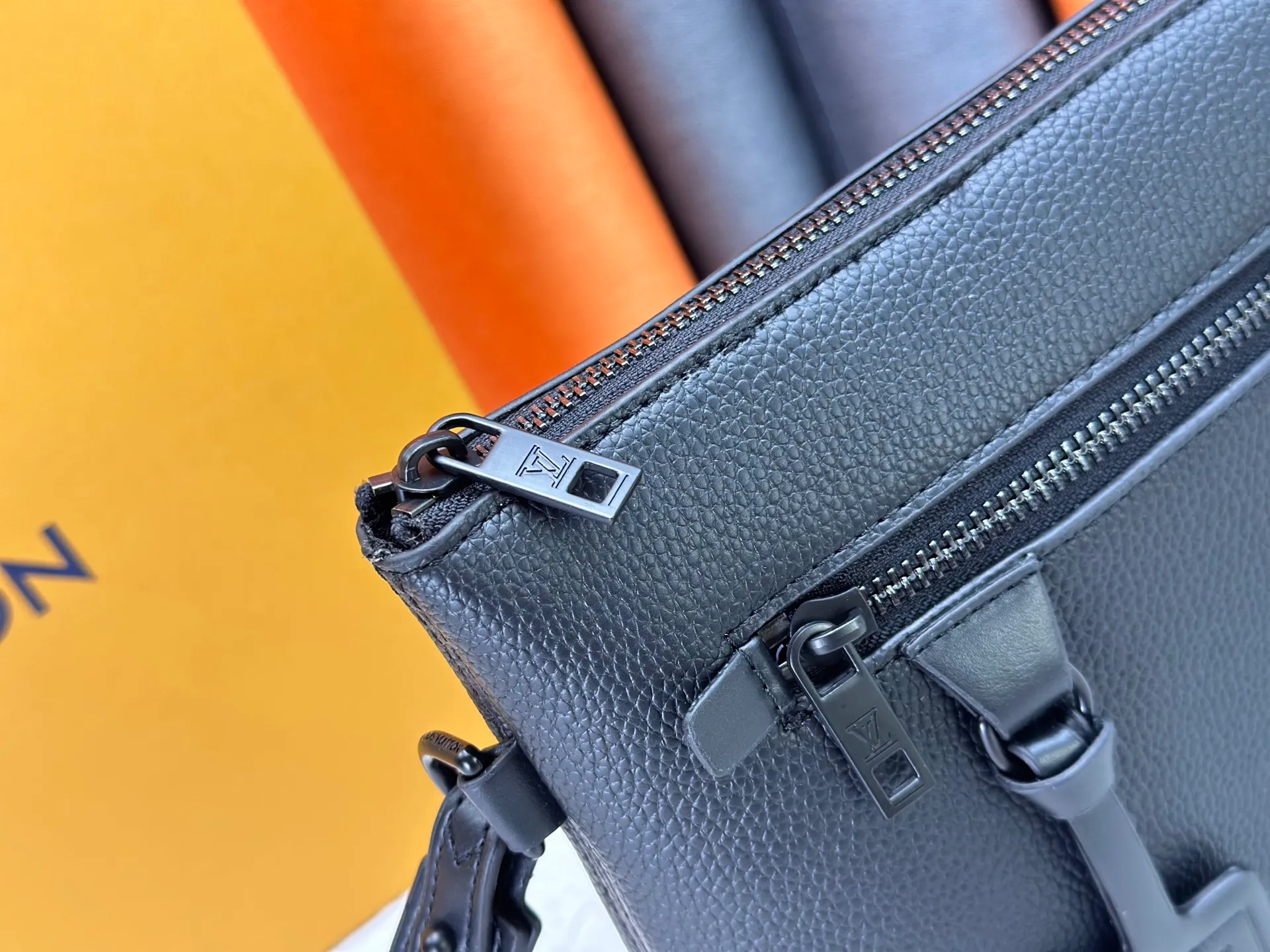 P240 M69837 M81735 M11486 M40504 M40505 Full leather clutch IPAD protective case The new LV Aerogram iPad protective case releases trendy style with a restrained design. The soft and delicate calfskin is like old aviation letterhead, the metal LV letters and customizable labels reveal classic heritage, and elements such as the detachable leather wristband upgrade the functionality. Dimensions: 30 x 22 x 5 cm