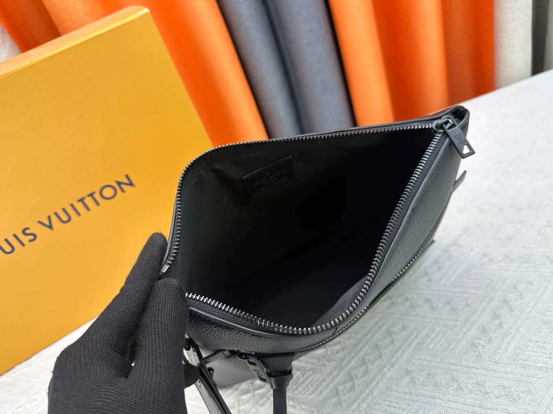 P240 M69837 M81735 M11486 M40504 M40505 Full leather clutch IPAD protective case The new LV Aerogram iPad protective case releases trendy style with a restrained design. The soft and delicate calfskin is like old aviation letterhead, the metal LV letters and customizable labels reveal classic heritage, and elements such as the detachable leather wristband upgrade the functionality. Dimensions: 30 x 22 x 5 cm