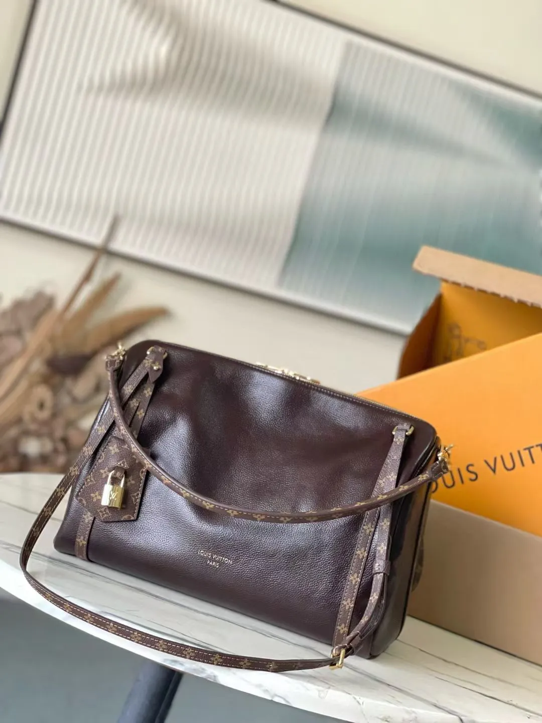 💰1140 (top layer leather) top original order M26359 This season’s Express medium handbag is specially crafted for modern women. This iconic design features a calfskin body with classic Monogram canvas trim. The Monogram jacquard lining pays tribute to the brand's long heritage, making it a perfect choice for urban life. It can be worn in various ways at will. The key bag and padlock are the finishing touches, adding subtle details to the overall design. Dimensions: 36 × 24 × 18.5 cm