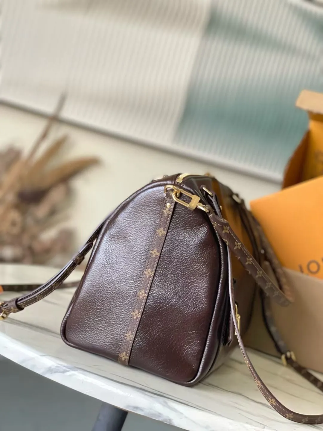 💰1140 (top layer leather) top original order M26359 This season’s Express medium handbag is specially crafted for modern women. This iconic design features a calfskin body with classic Monogram canvas trim. The Monogram jacquard lining pays tribute to the brand's long heritage, making it a perfect choice for urban life. It can be worn in various ways at will. The key bag and padlock are the finishing touches, adding subtle details to the overall design. Dimensions: 36 × 24 × 18.5 cm