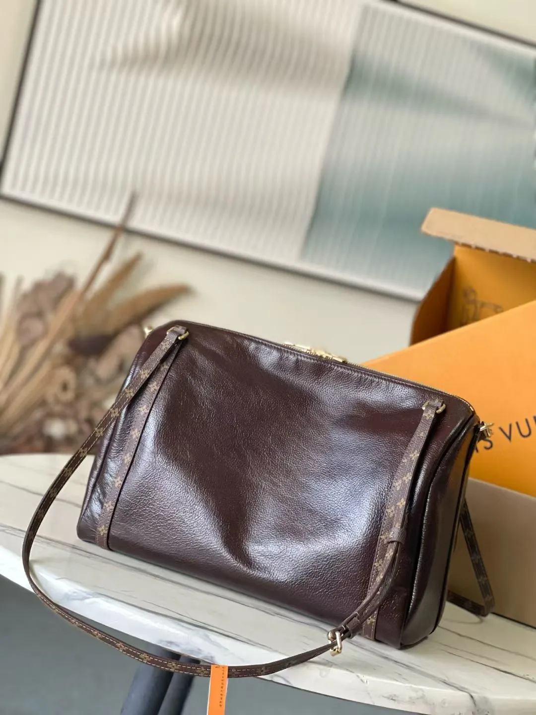 💰1140 (top layer leather) top original order M26359 This season’s Express medium handbag is specially crafted for modern women. This iconic design features a calfskin body with classic Monogram canvas trim. The Monogram jacquard lining pays tribute to the brand's long heritage, making it a perfect choice for urban life. It can be worn in various ways at will. The key bag and padlock are the finishing touches, adding subtle details to the overall design. Dimensions: 36 × 24 × 18.5 cm
