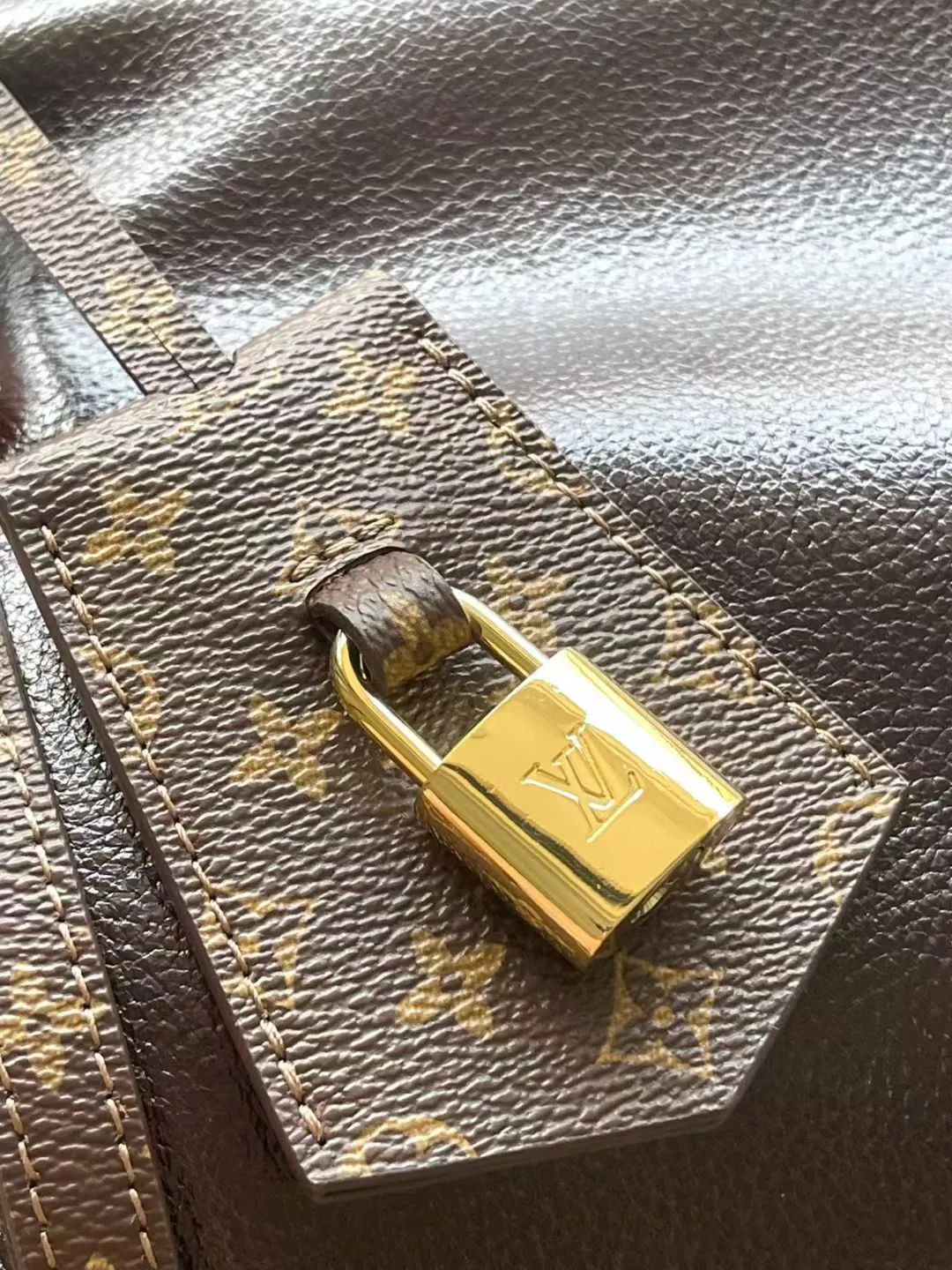 💰1140 (top layer leather) top original order M26359 This season’s Express medium handbag is specially crafted for modern women. This iconic design features a calfskin body with classic Monogram canvas trim. The Monogram jacquard lining pays tribute to the brand's long heritage, making it a perfect choice for urban life. It can be worn in various ways at will. The key bag and padlock are the finishing touches, adding subtle details to the overall design. Dimensions: 36 × 24 × 18.5 cm