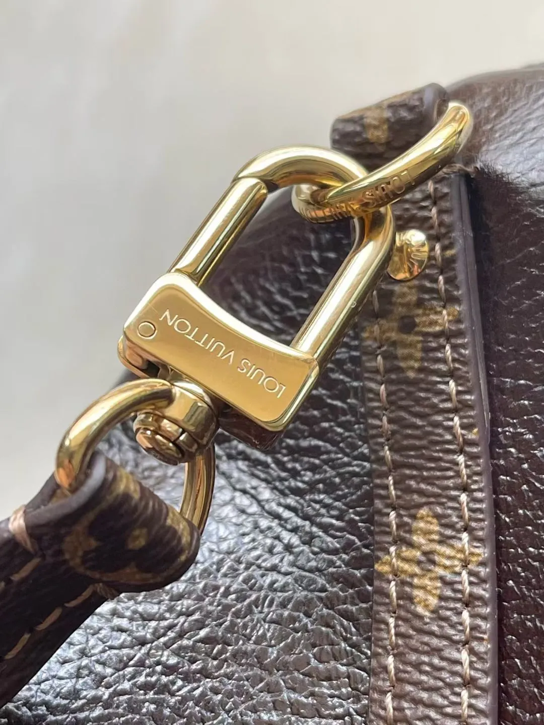 💰1140 (top layer leather) top original order M26359 This season’s Express medium handbag is specially crafted for modern women. This iconic design features a calfskin body with classic Monogram canvas trim. The Monogram jacquard lining pays tribute to the brand's long heritage, making it a perfect choice for urban life. It can be worn in various ways at will. The key bag and padlock are the finishing touches, adding subtle details to the overall design. Dimensions: 36 × 24 × 18.5 cm