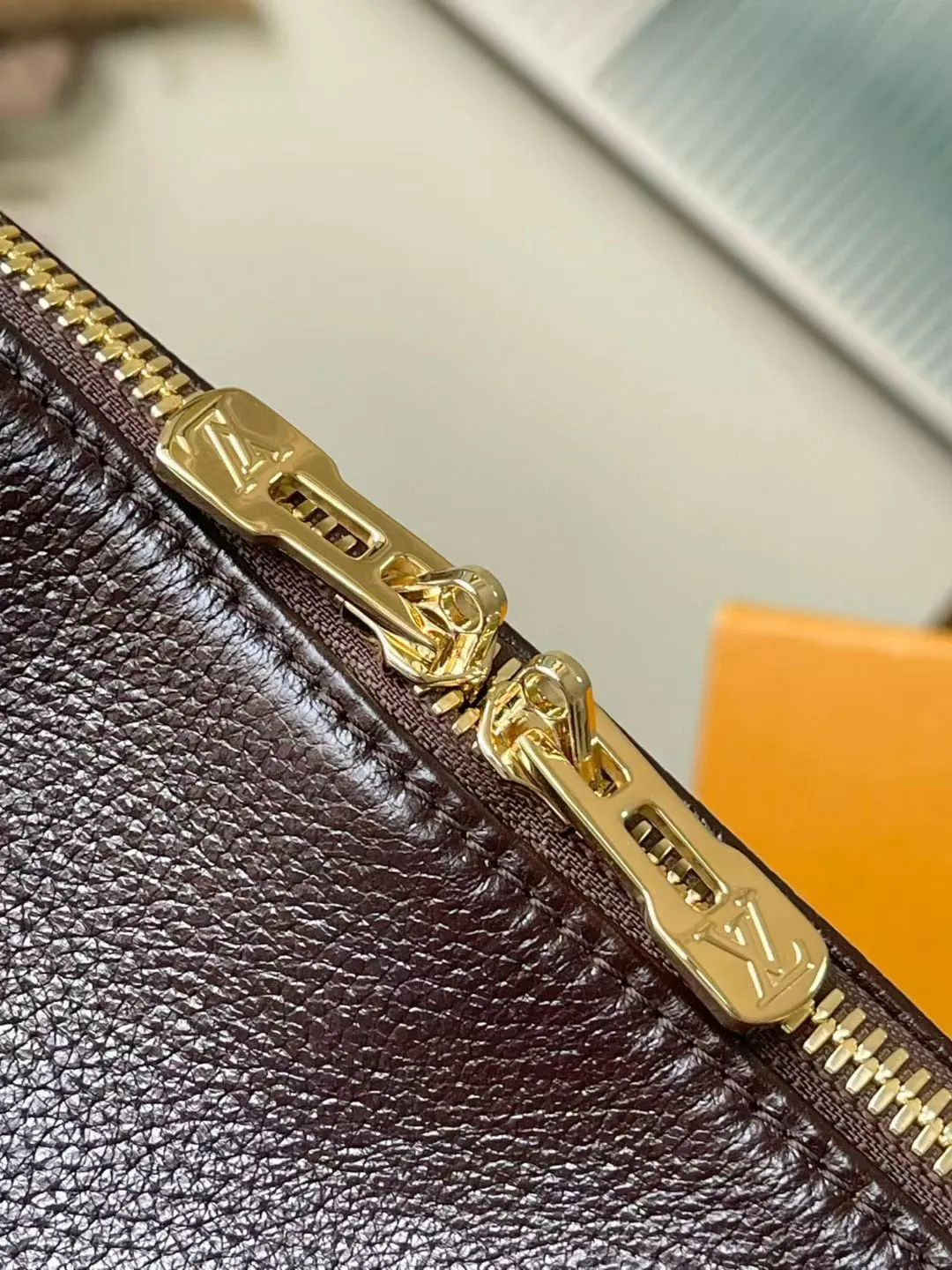 💰1140 (top layer leather) top original order M26359 This season’s Express medium handbag is specially crafted for modern women. This iconic design features a calfskin body with classic Monogram canvas trim. The Monogram jacquard lining pays tribute to the brand's long heritage, making it a perfect choice for urban life. It can be worn in various ways at will. The key bag and padlock are the finishing touches, adding subtle details to the overall design. Dimensions: 36 × 24 × 18.5 cm