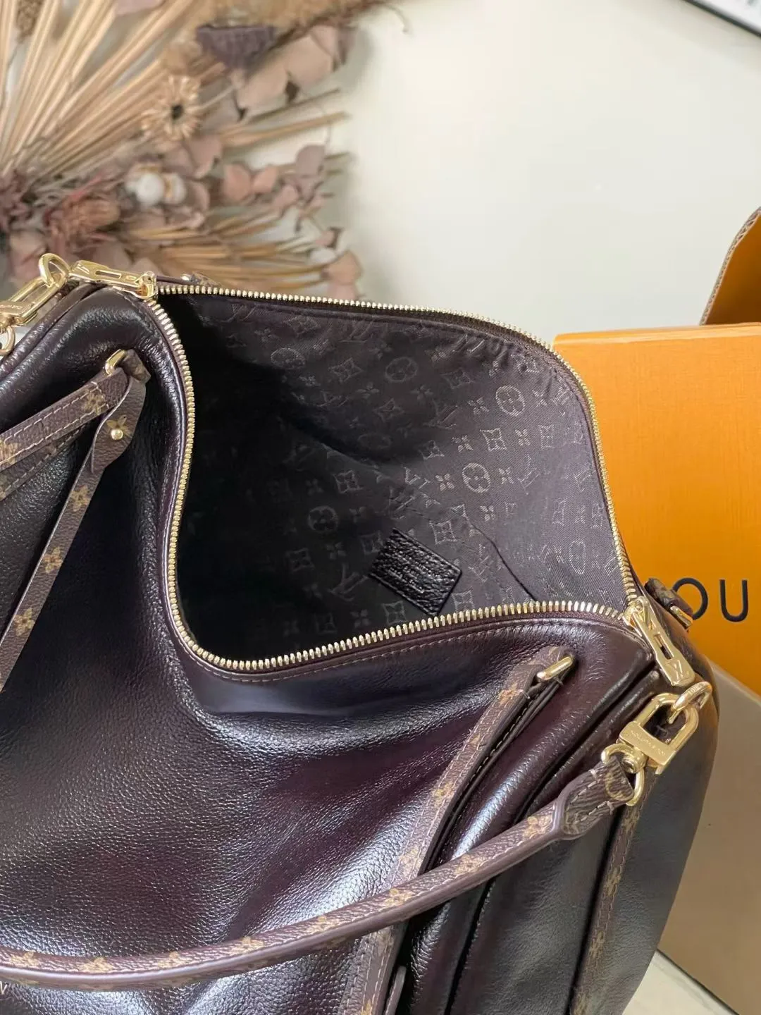 💰1140 (top layer leather) top original order M26359 This season’s Express medium handbag is specially crafted for modern women. This iconic design features a calfskin body with classic Monogram canvas trim. The Monogram jacquard lining pays tribute to the brand's long heritage, making it a perfect choice for urban life. It can be worn in various ways at will. The key bag and padlock are the finishing touches, adding subtle details to the overall design. Dimensions: 36 × 24 × 18.5 cm