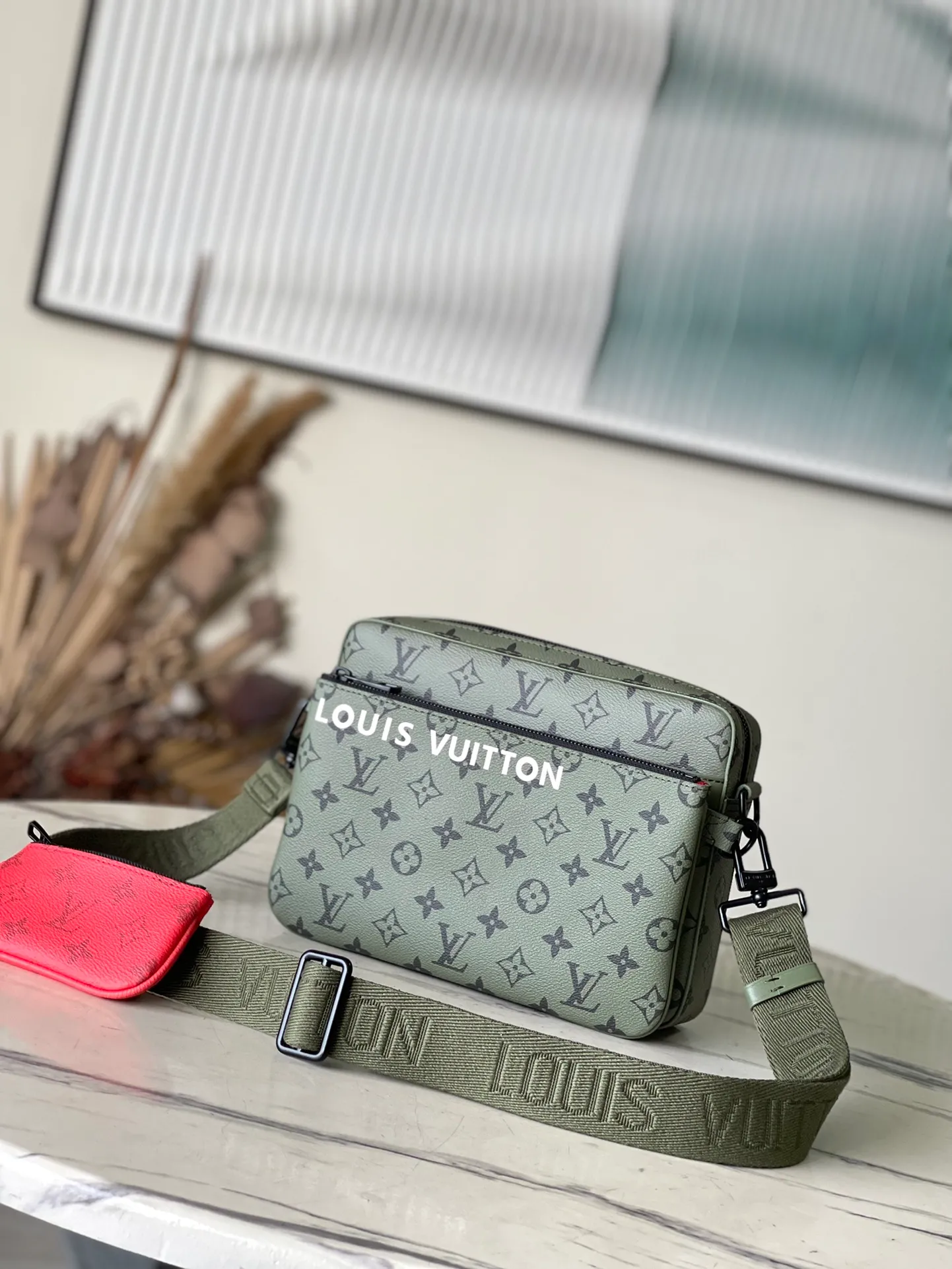 💰940 Top Original Order M23783 This Trio messenger bag is made of Monogram coated canvas to create a three-in-one design. Equipped with a detachable coin purse, main compartment and removable zippered front pocket that can be removed for separate use. The coin purse is secured to a removable and adjustable fabric shoulder strap. Dimensions: 25 × 18.5 × 7 cm