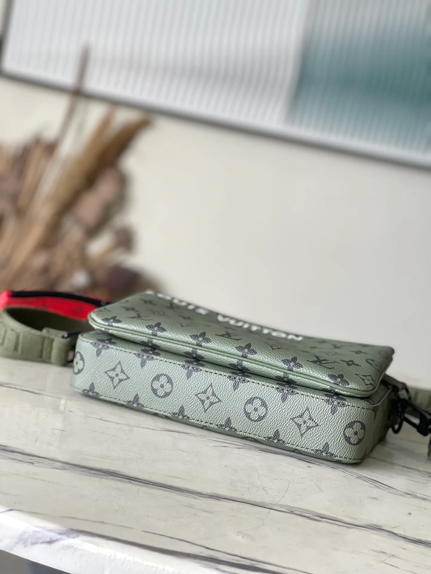 💰940 Top Original Order M23783 This Trio messenger bag is made of Monogram coated canvas to create a three-in-one design. Equipped with a detachable coin purse, main compartment and removable zippered front pocket that can be removed for separate use. The coin purse is secured to a removable and adjustable fabric shoulder strap. Dimensions: 25 × 18.5 × 7 cm