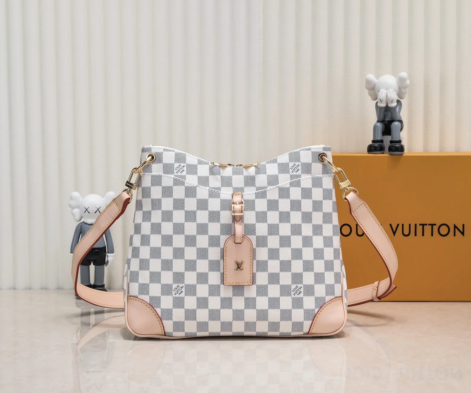 💰Large yellow leather 200 Small yellow leather 320💰Upgraded original version M45353 M45354 M45355 A new Odeon medium and small handbag is launched in the autumn and winter of 2020, using Monogram canvas and reinforced leather corners to convey a retro feel. The adjustable shoulder strap makes it easy to carry on the shoulder or across the body, and the zipper allows easy access to your belongings. Monogram coated canvas Semi-distressed vegetable tanned leather Natural cowhide and colorful cowhide trim Textile lining Metal hardware Leather corners Shoulder strap loops Double zip closure External patch pocket with magnetic closure