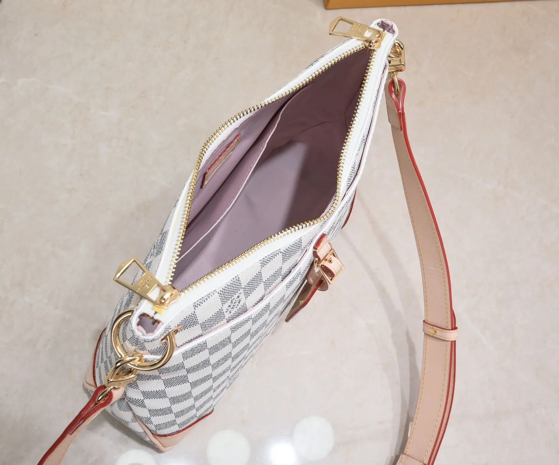 💰Large yellow leather 200 Small yellow leather 320💰Upgraded original version M45353 M45354 M45355 A new Odeon medium and small handbag is launched in the autumn and winter of 2020, using Monogram canvas and reinforced leather corners to convey a retro feel. The adjustable shoulder strap makes it easy to carry on the shoulder or across the body, and the zipper allows easy access to your belongings. Monogram coated canvas Semi-distressed vegetable tanned leather Natural cowhide and colorful cowhide trim Textile lining Metal hardware Leather corners Shoulder strap loops Double zip closure External patch pocket with magnetic closure