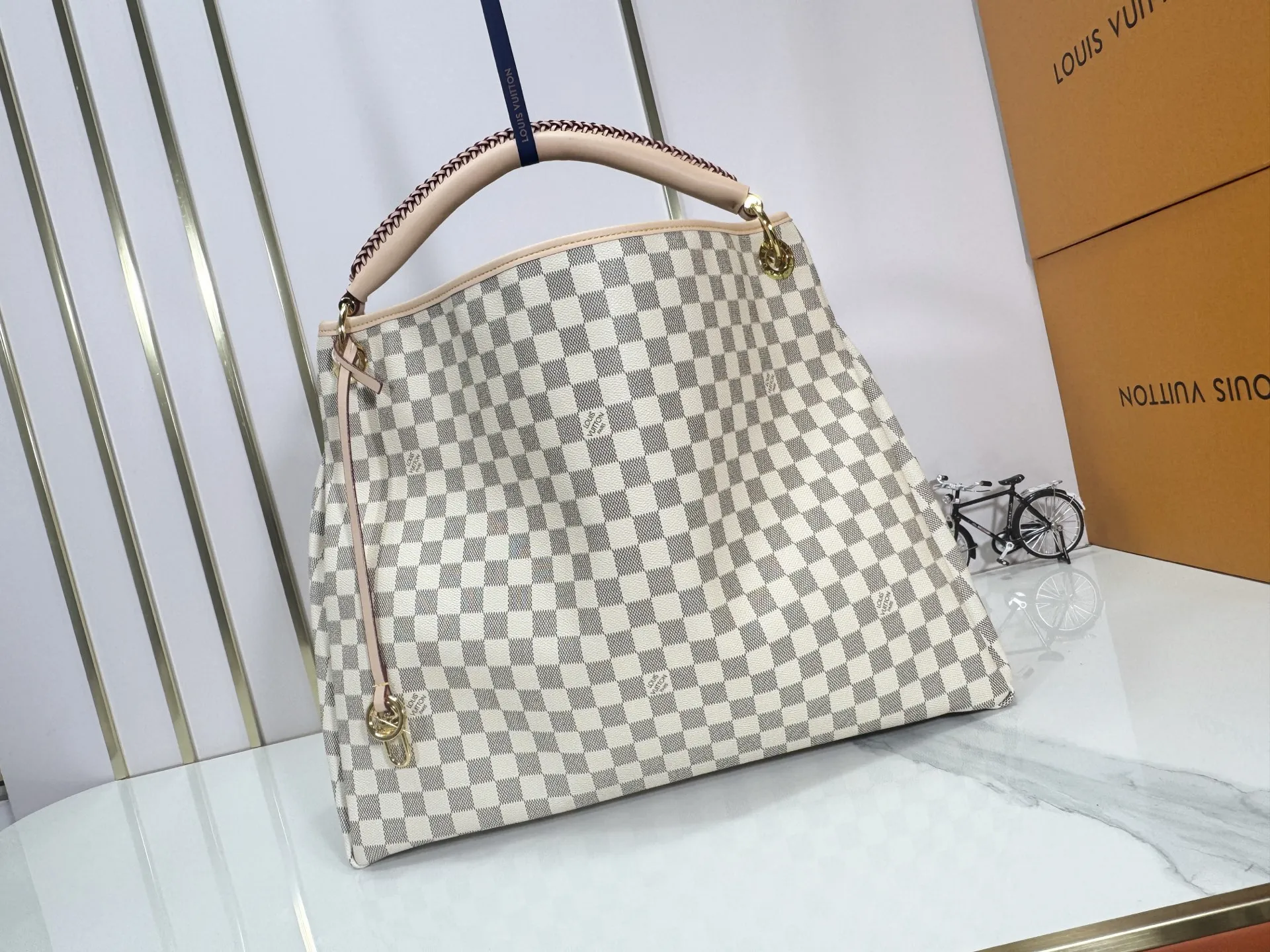P260 Upgraded original Artsy medium size N41174 white plaid M40249 presbyopia N40253 white plaid edging M44869 edging presbyopic handbag is made of soft Damier Azur canvas, with a fresh and feminine appearance. Paired with shiny golden brass accessories and fashionable and chic bag decorations, the beautifully handmade leather handle adds a luxurious touch. Dimensions 46 x 32 x 24 cm680 (Length x Height x Width)