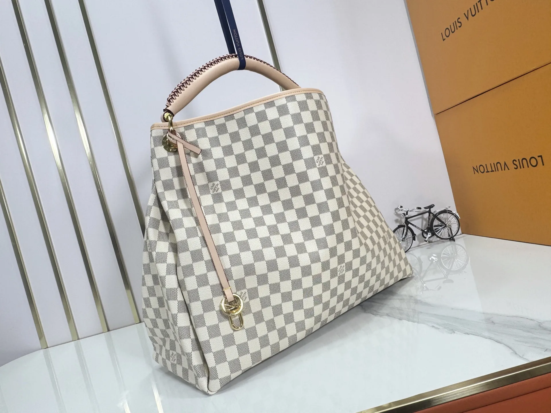 P260 Upgraded original Artsy medium size N41174 white plaid M40249 presbyopia N40253 white plaid edging M44869 edging presbyopic handbag is made of soft Damier Azur canvas, with a fresh and feminine appearance. Paired with shiny golden brass accessories and fashionable and chic bag decorations, the beautifully handmade leather handle adds a luxurious touch. Dimensions 46 x 32 x 24 cm680 (Length x Height x Width)