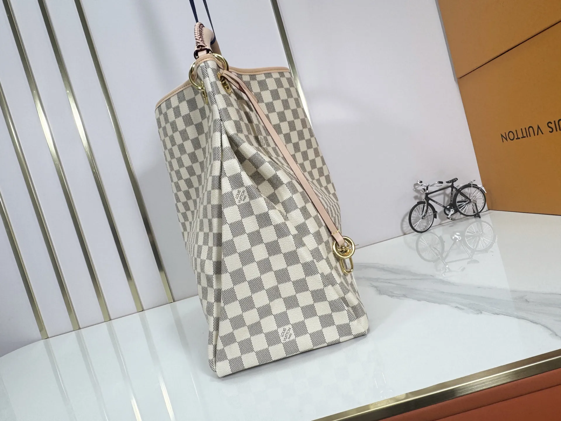 P260 Upgraded original Artsy medium size N41174 white plaid M40249 presbyopia N40253 white plaid edging M44869 edging presbyopic handbag is made of soft Damier Azur canvas, with a fresh and feminine appearance. Paired with shiny golden brass accessories and fashionable and chic bag decorations, the beautifully handmade leather handle adds a luxurious touch. Dimensions 46 x 32 x 24 cm680 (Length x Height x Width)