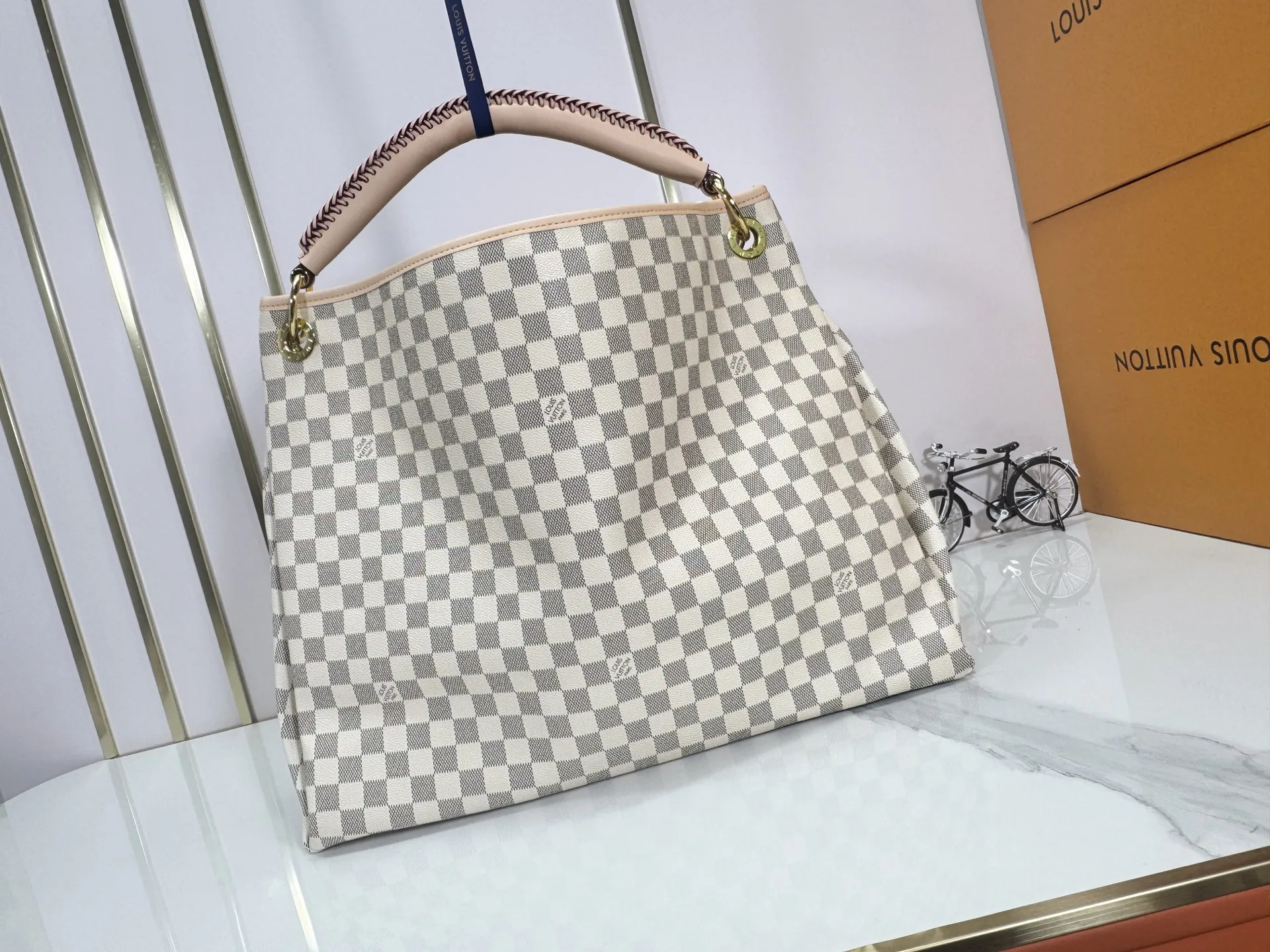 P260 Upgraded original Artsy medium size N41174 white plaid M40249 presbyopia N40253 white plaid edging M44869 edging presbyopic handbag is made of soft Damier Azur canvas, with a fresh and feminine appearance. Paired with shiny golden brass accessories and fashionable and chic bag decorations, the beautifully handmade leather handle adds a luxurious touch. Dimensions 46 x 32 x 24 cm680 (Length x Height x Width)