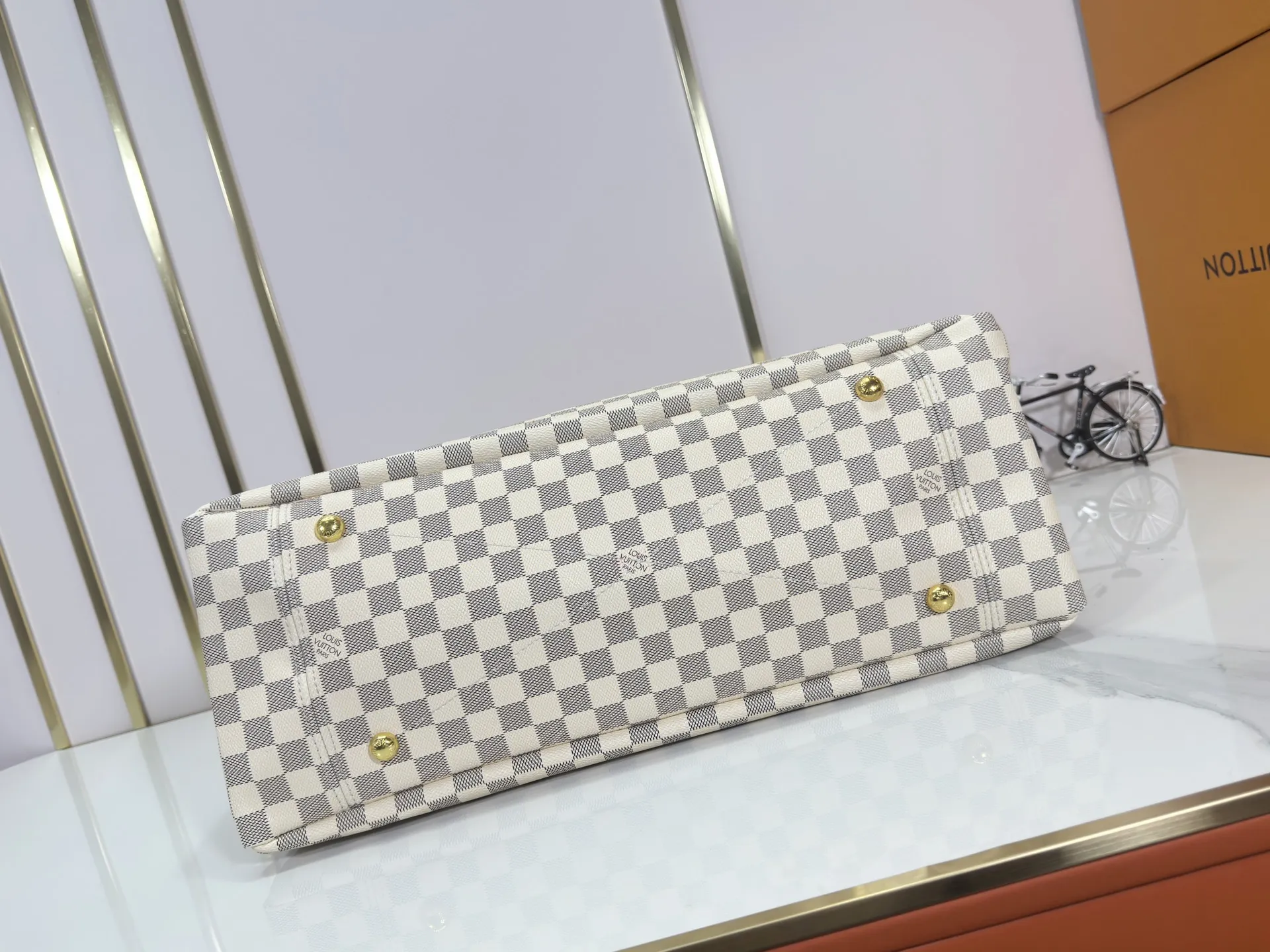 P260 Upgraded original Artsy medium size N41174 white plaid M40249 presbyopia N40253 white plaid edging M44869 edging presbyopic handbag is made of soft Damier Azur canvas, with a fresh and feminine appearance. Paired with shiny golden brass accessories and fashionable and chic bag decorations, the beautifully handmade leather handle adds a luxurious touch. Dimensions 46 x 32 x 24 cm680 (Length x Height x Width)