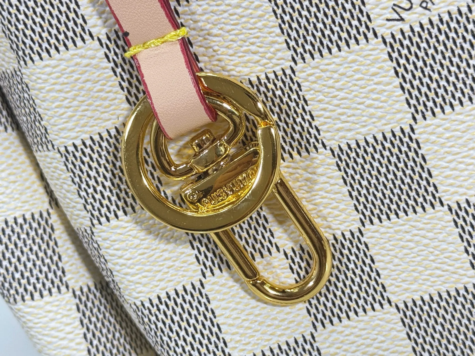 P260 Upgraded original Artsy medium size N41174 white plaid M40249 presbyopia N40253 white plaid edging M44869 edging presbyopic handbag is made of soft Damier Azur canvas, with a fresh and feminine appearance. Paired with shiny golden brass accessories and fashionable and chic bag decorations, the beautifully handmade leather handle adds a luxurious touch. Dimensions 46 x 32 x 24 cm680 (Length x Height x Width)