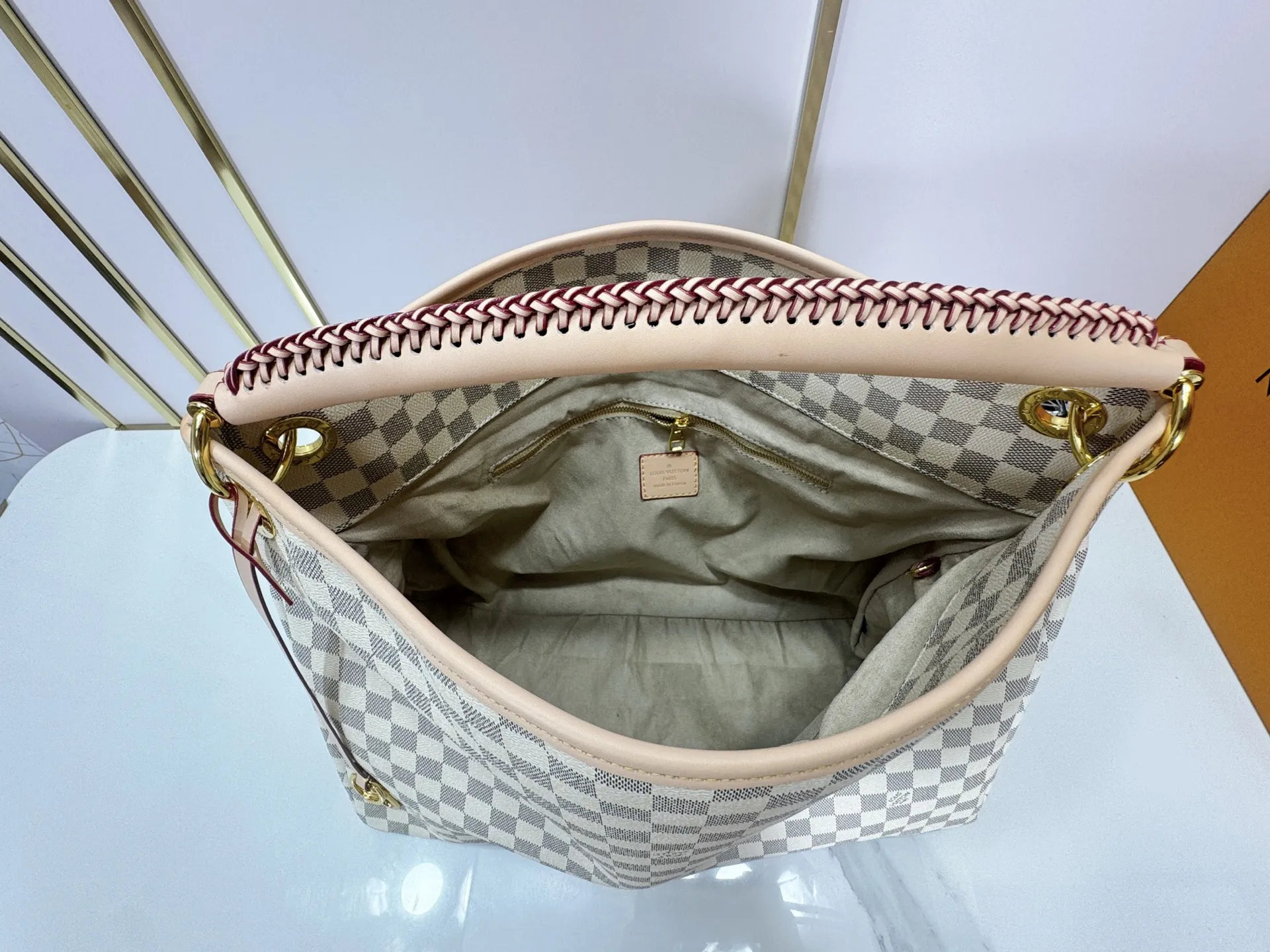 P260 Upgraded original Artsy medium size N41174 white plaid M40249 presbyopia N40253 white plaid edging M44869 edging presbyopic handbag is made of soft Damier Azur canvas, with a fresh and feminine appearance. Paired with shiny golden brass accessories and fashionable and chic bag decorations, the beautifully handmade leather handle adds a luxurious touch. Dimensions 46 x 32 x 24 cm680 (Length x Height x Width)