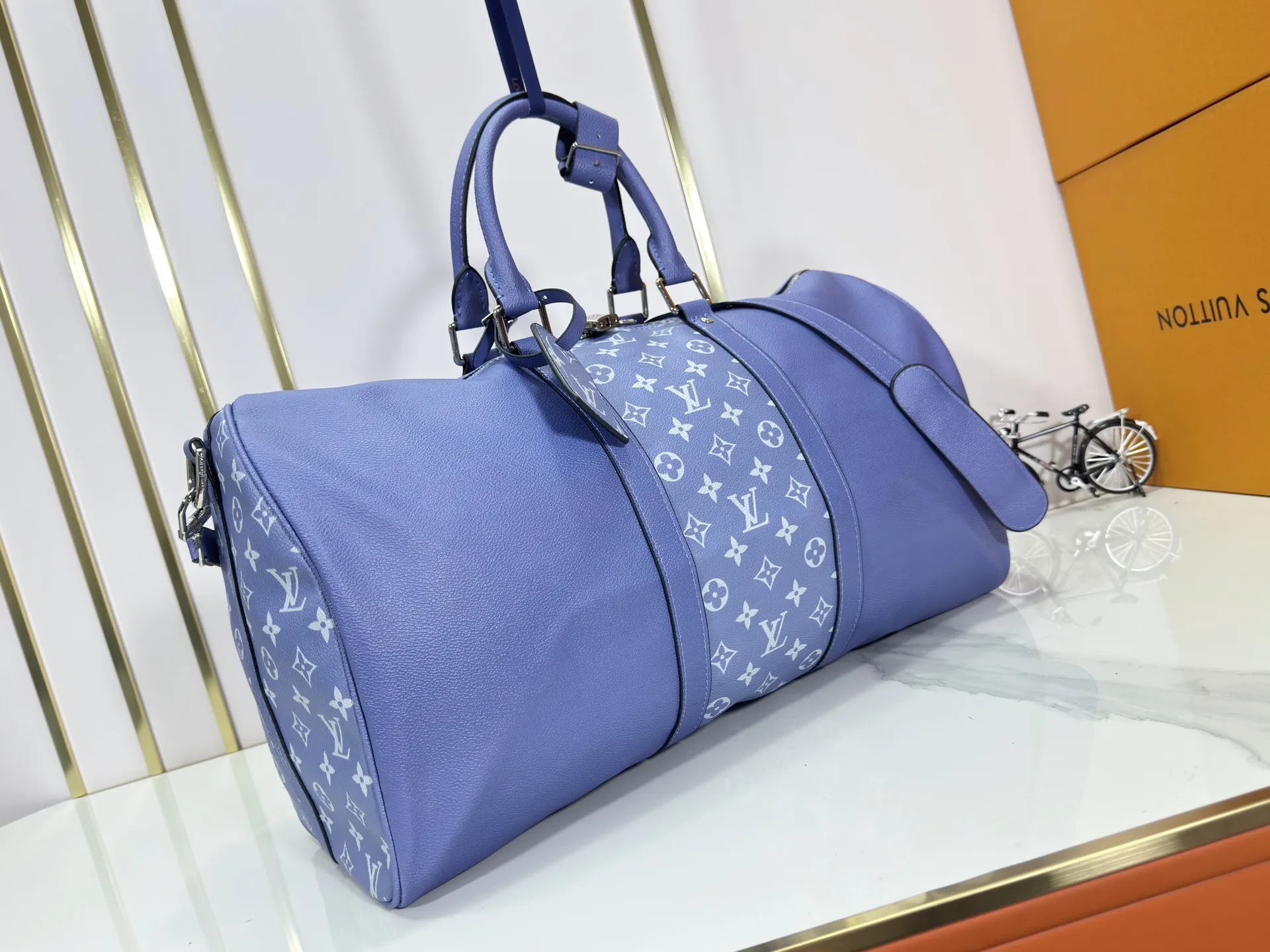 P340 Upgraded original version M30941 yellow M30885 white M53776 silver M30235 gram MTaigarama series newly launches this keepall travel bag, which is made of flexible Taïga leather and classic canvas to create a dynamic configuration. The size is just right to accommodate your travel needs, size: 50x29x23cm