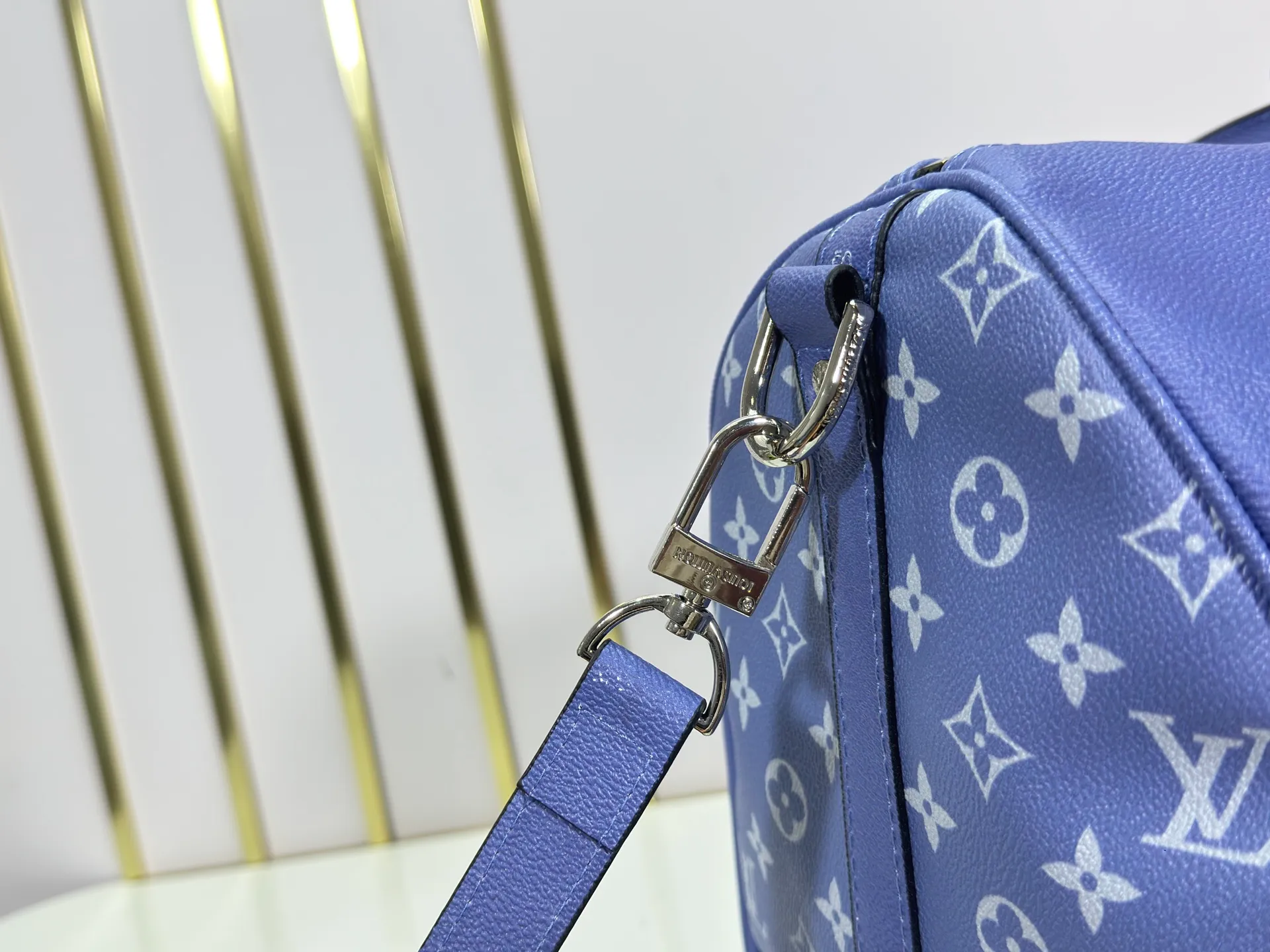 P340 Upgraded original version M30941 yellow M30885 white M53776 silver M30235 gram MTaigarama series newly launches this keepall travel bag, which is made of flexible Taïga leather and classic canvas to create a dynamic configuration. The size is just right to accommodate your travel needs, size: 50x29x23cm