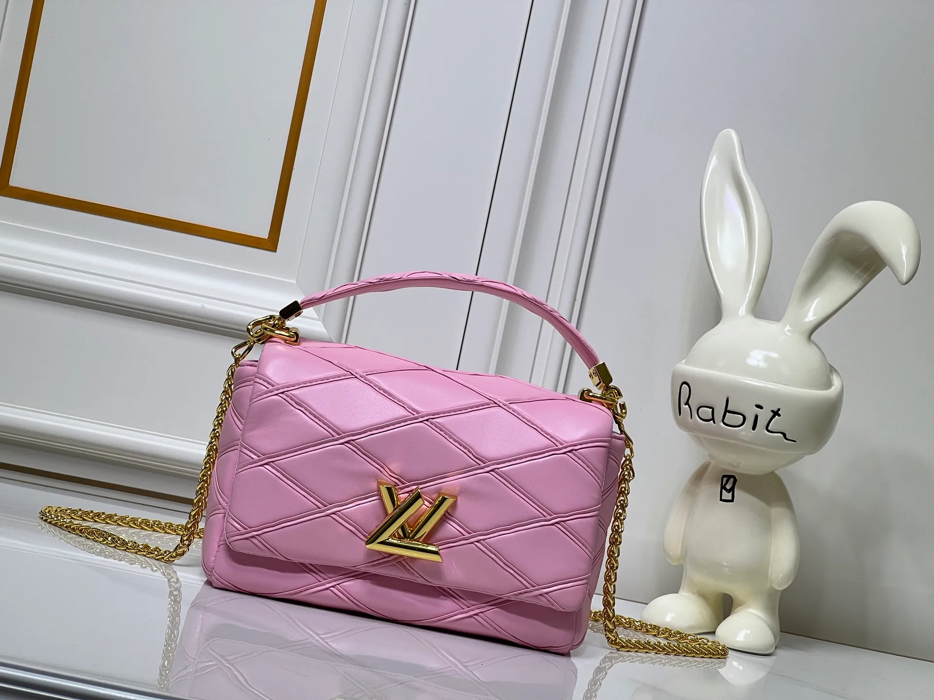 Batch 320💰M23689 M22891 Nicolas Ghesquière devoted new craftsmanship exploration to the GO-14 medium handbag, hand-painting the baked effect on the quilted sheepskin leather, showing an avant-garde style. The LV Twist twist lock highlights the brand's style, and the top handle and adjustable chain are detachable, allowing for a variety of carrying methods. Size: 23X16X10