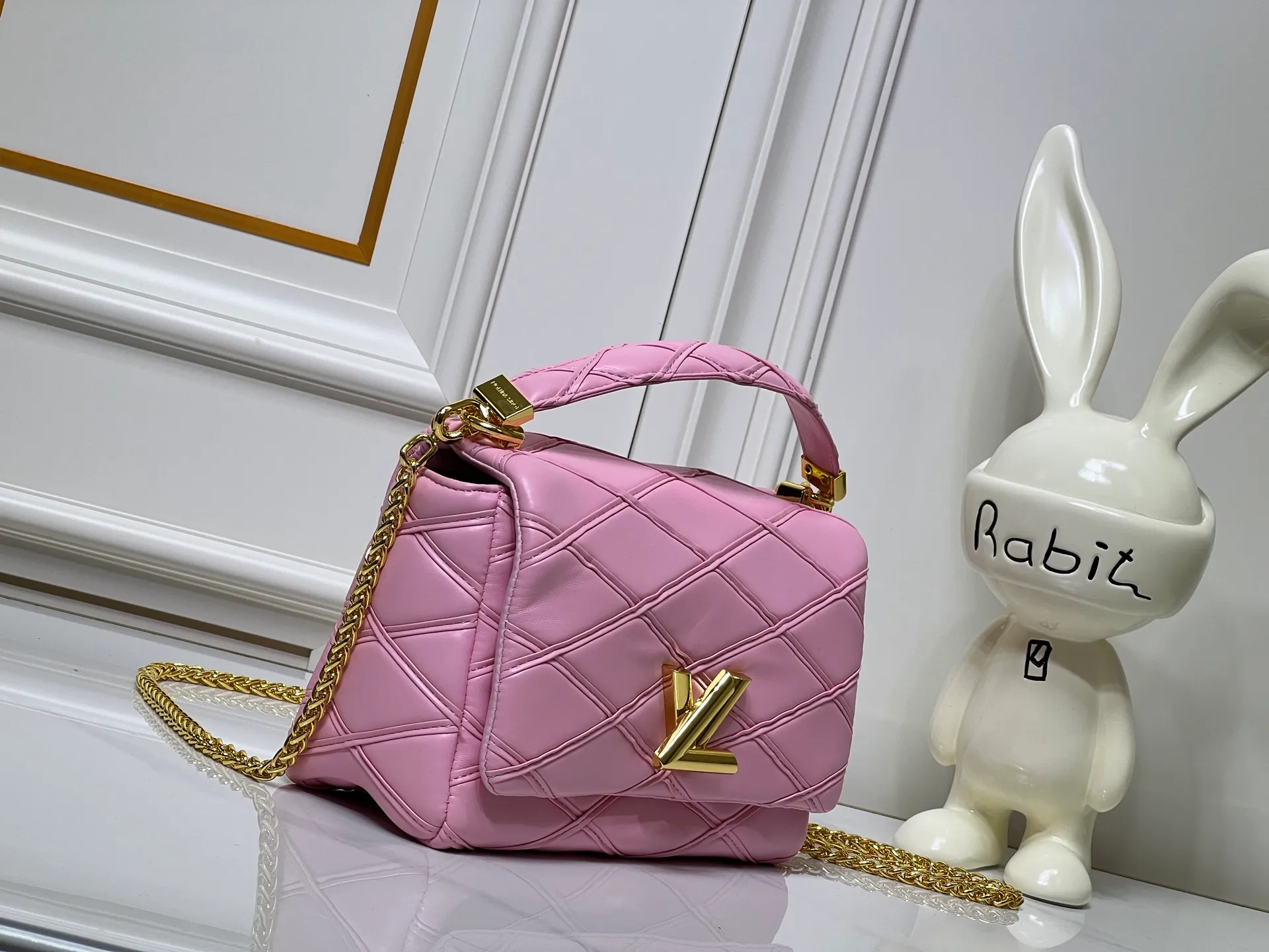 Batch 320💰M23689 M22891 Nicolas Ghesquière devoted new craftsmanship exploration to the GO-14 medium handbag, hand-painting the baked effect on the quilted sheepskin leather, showing an avant-garde style. The LV Twist twist lock highlights the brand's style, and the top handle and adjustable chain are detachable, allowing for a variety of carrying methods. Size: 23X16X10