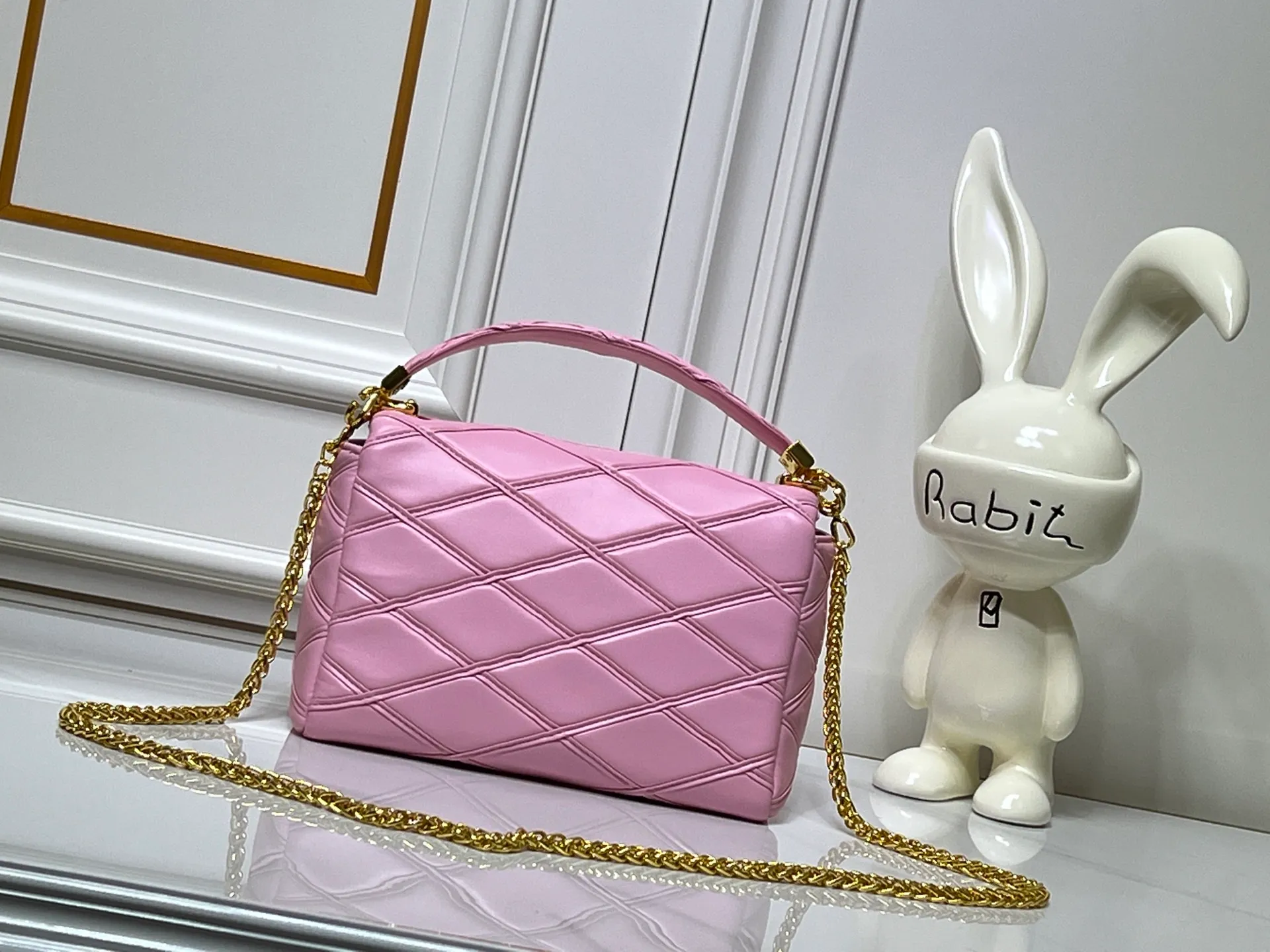 Batch 320💰M23689 M22891 Nicolas Ghesquière devoted new craftsmanship exploration to the GO-14 medium handbag, hand-painting the baked effect on the quilted sheepskin leather, showing an avant-garde style. The LV Twist twist lock highlights the brand's style, and the top handle and adjustable chain are detachable, allowing for a variety of carrying methods. Size: 23X16X10