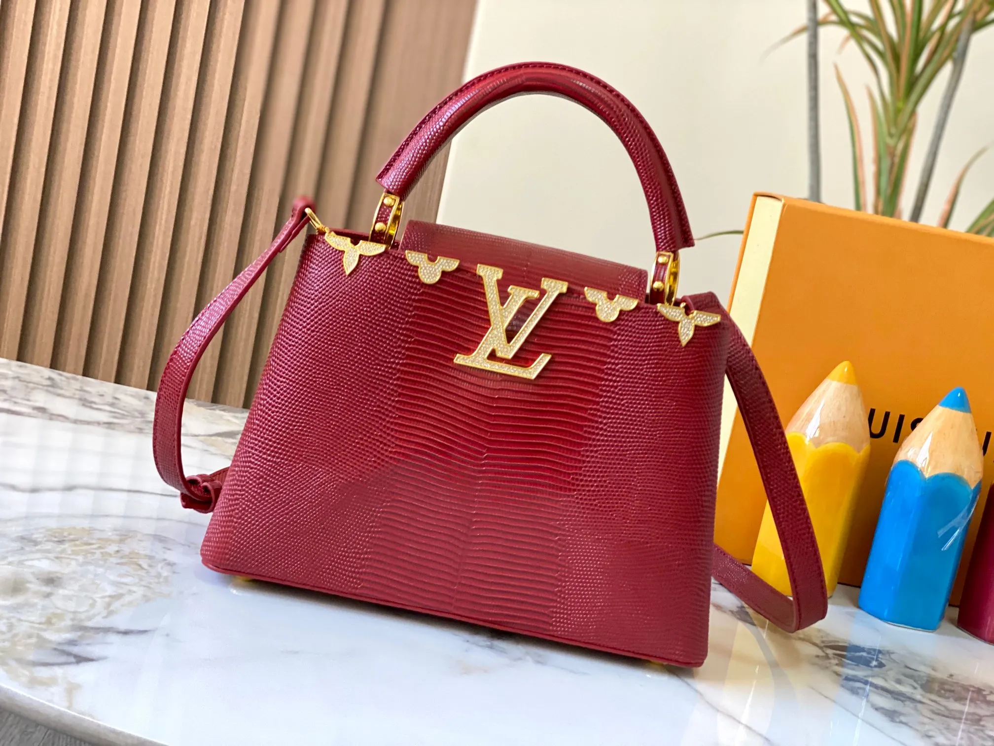Top original P460 Guangzhou-made M12297 maroon lizard skin with gold and diamond corolla 🔺This CapucinesBB handbag exquisitely combines elegant lizard skin outer layer, delicate sheepskin lining and gleaming metal parts. The iconic flip cover achieves two styles. The LV logo can be read on the inside and the Monogram flower blooms on the outside. It lights up an eye-catching corner for evening occasions and adds a personalized atmosphere to the wardrobe. Shine gorgeous style in day and night occasions.  Detailed features 27 x 18 x 9 cm (length x height x width)