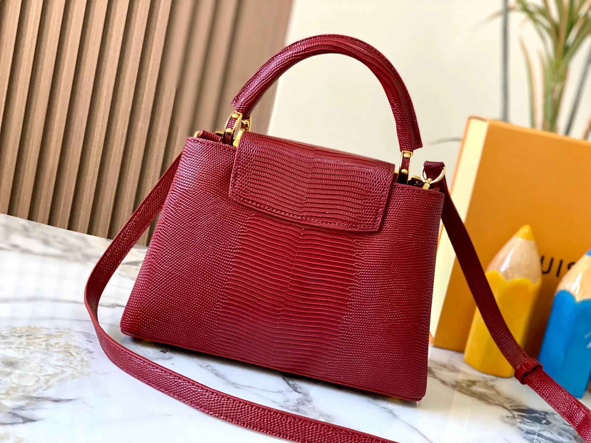Top original P460 Guangzhou-made M12297 maroon lizard skin with gold and diamond corolla 🔺This CapucinesBB handbag exquisitely combines elegant lizard skin outer layer, delicate sheepskin lining and gleaming metal parts. The iconic flip cover achieves two styles. The LV logo can be read on the inside and the Monogram flower blooms on the outside. It lights up an eye-catching corner for evening occasions and adds a personalized atmosphere to the wardrobe. Shine gorgeous style in day and night occasions.  Detailed features 27 x 18 x 9 cm (length x height x width)