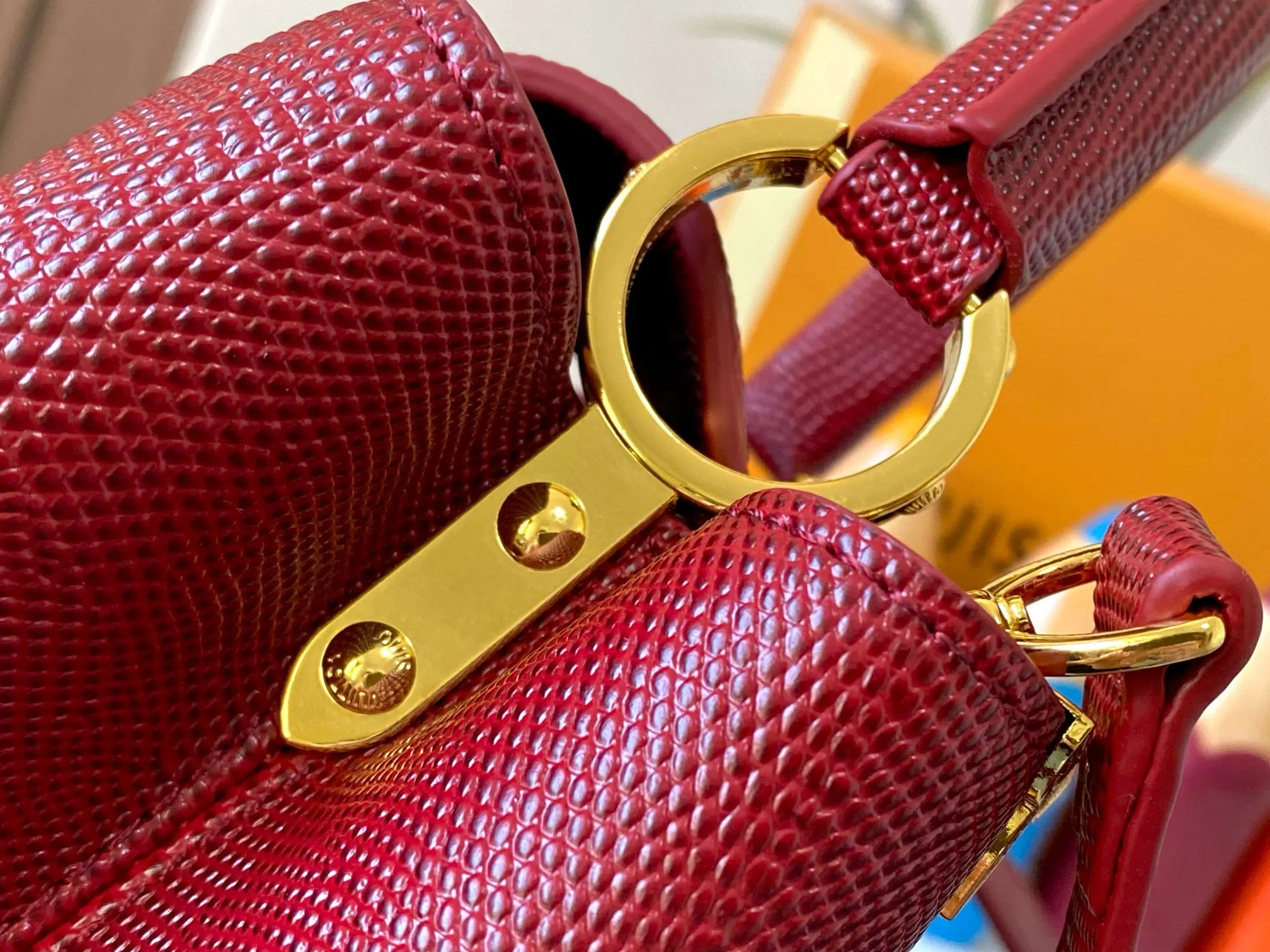 Top original P460 Guangzhou-made M12297 maroon lizard skin with gold and diamond corolla 🔺This CapucinesBB handbag exquisitely combines elegant lizard skin outer layer, delicate sheepskin lining and gleaming metal parts. The iconic flip cover achieves two styles. The LV logo can be read on the inside and the Monogram flower blooms on the outside. It lights up an eye-catching corner for evening occasions and adds a personalized atmosphere to the wardrobe. Shine gorgeous style in day and night occasions.  Detailed features 27 x 18 x 9 cm (length x height x width)