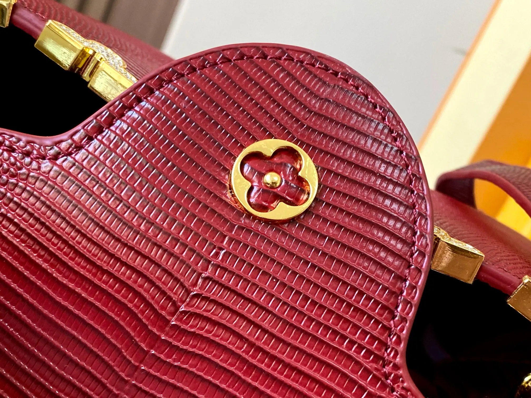 Top original P460 Guangzhou-made M12297 maroon lizard skin with gold and diamond corolla 🔺This CapucinesBB handbag exquisitely combines elegant lizard skin outer layer, delicate sheepskin lining and gleaming metal parts. The iconic flip cover achieves two styles. The LV logo can be read on the inside and the Monogram flower blooms on the outside. It lights up an eye-catching corner for evening occasions and adds a personalized atmosphere to the wardrobe. Shine gorgeous style in day and night occasions.  Detailed features 27 x 18 x 9 cm (length x height x width)
